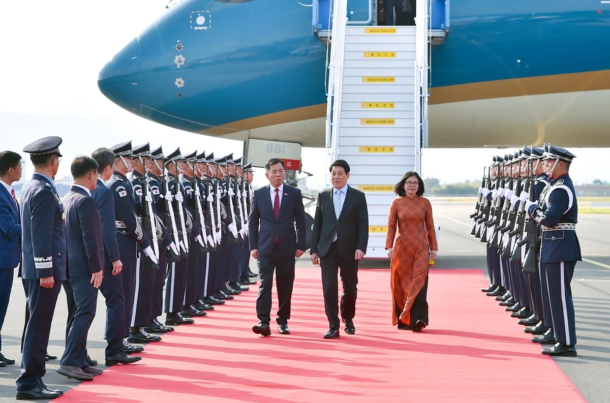 Chủ tịch nước đến Hàn Quốc bắt đầu chương trình tham dự Tuần lễ Cấp cao APEC 2025