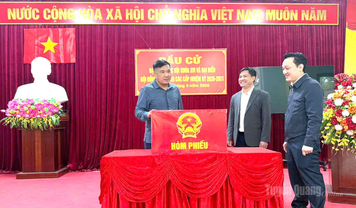 Phó Chủ tịch Thường trực HĐND tỉnh Hầu Minh Lợi kiểm tra công tác chuẩn bị bầu cử tại xã Cao Bồ