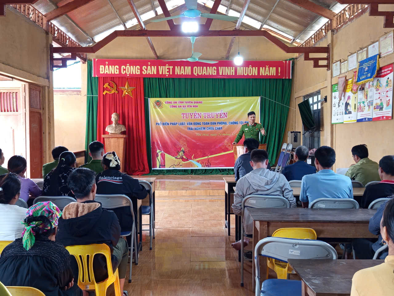 Công an xã Yên Hoa tổ chức tuyên truyền, phổ biến pháp luật cho người dân