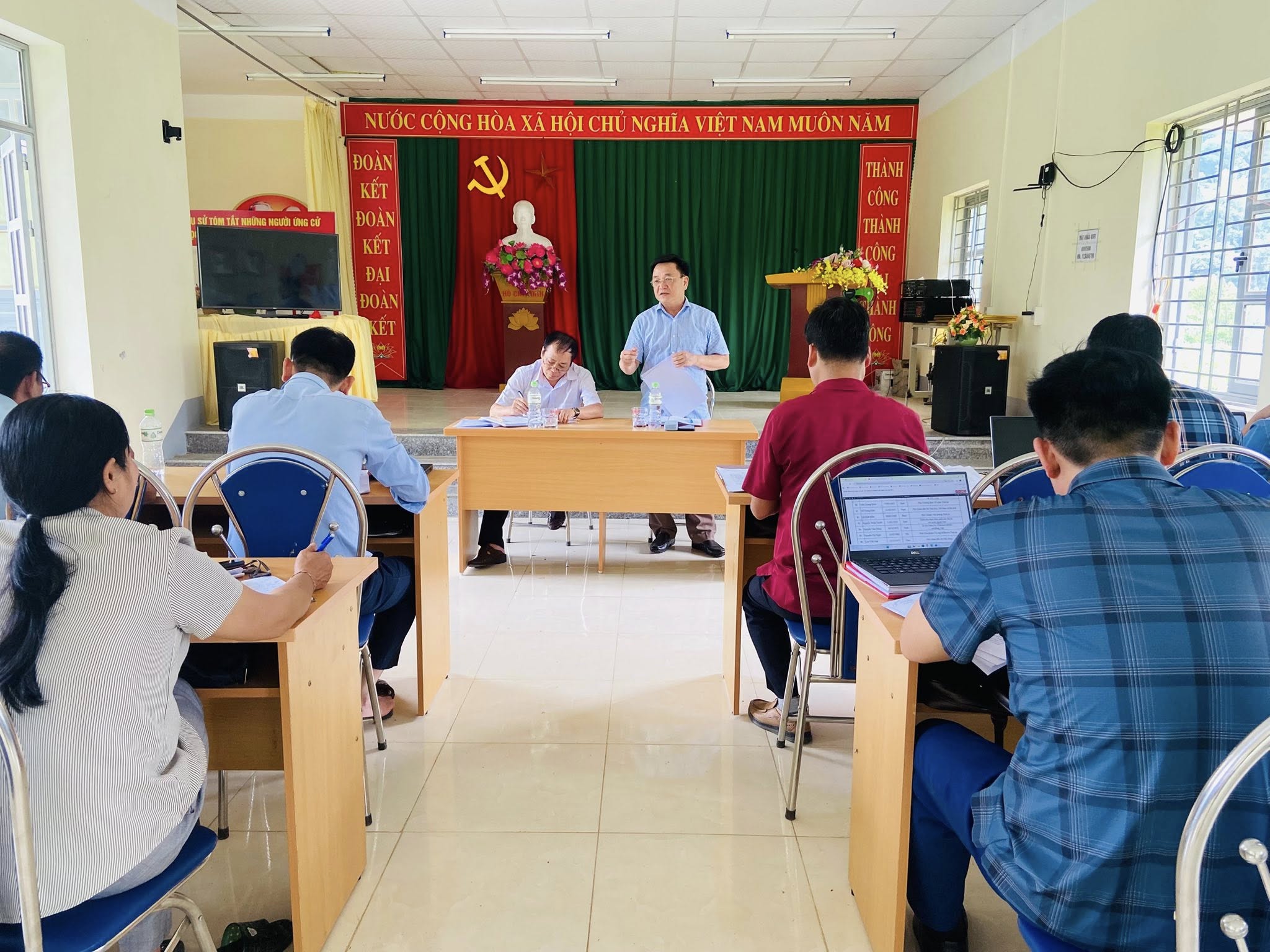 Bí thư Đảng uỷ xã Ngọc Đường và đoàn công tác làm việc vơi chi bộ thôn Tà Vải