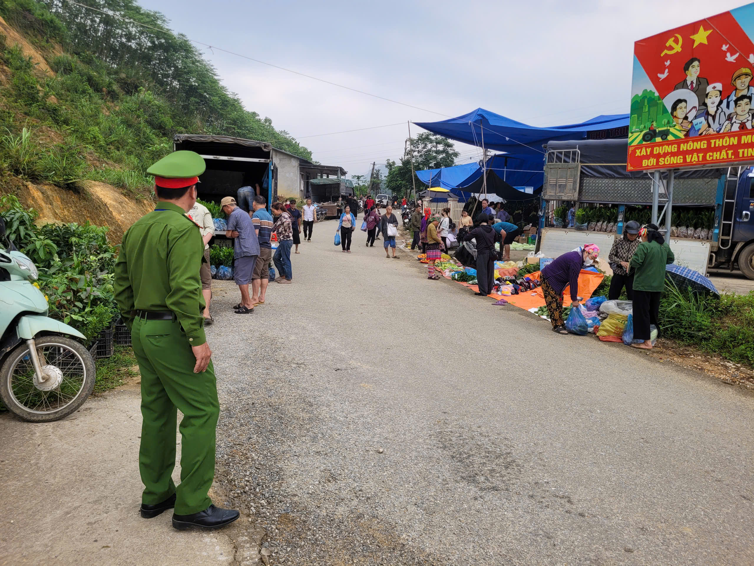 CÔNG AN XÃ ĐỒNG TÂM: QUYẾT TÂM ĐẢM BẢO TRẬT TỰ AN TOÀN GIAO THÔNG VÀ QUẢN LÝ HÀNH LANG ĐƯỜNG BỘ