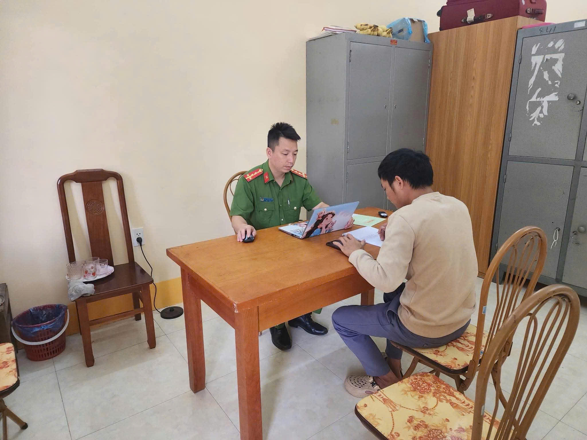 CÔNG AN XÃ YÊN MINH LÀM VIỆC VỚI TRƯỜNG HỢP “BÁO CHỐT” TRÊN MẠNG XÃ HỘI