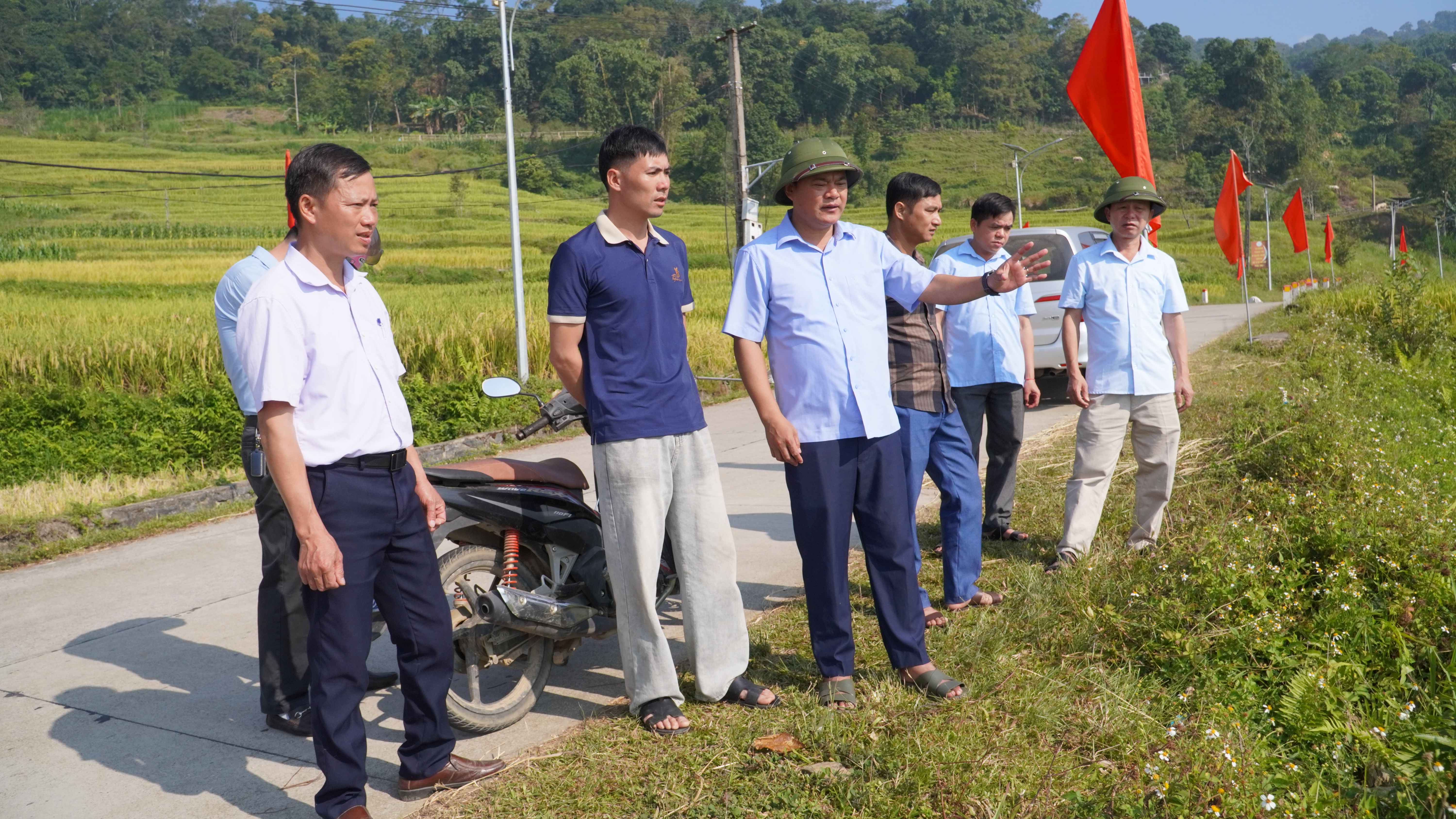 Lãnh đạo xã Hồng Thái kiểm tra tình hình sản xuất nông nghiệp tại thôn Khâu Tràng