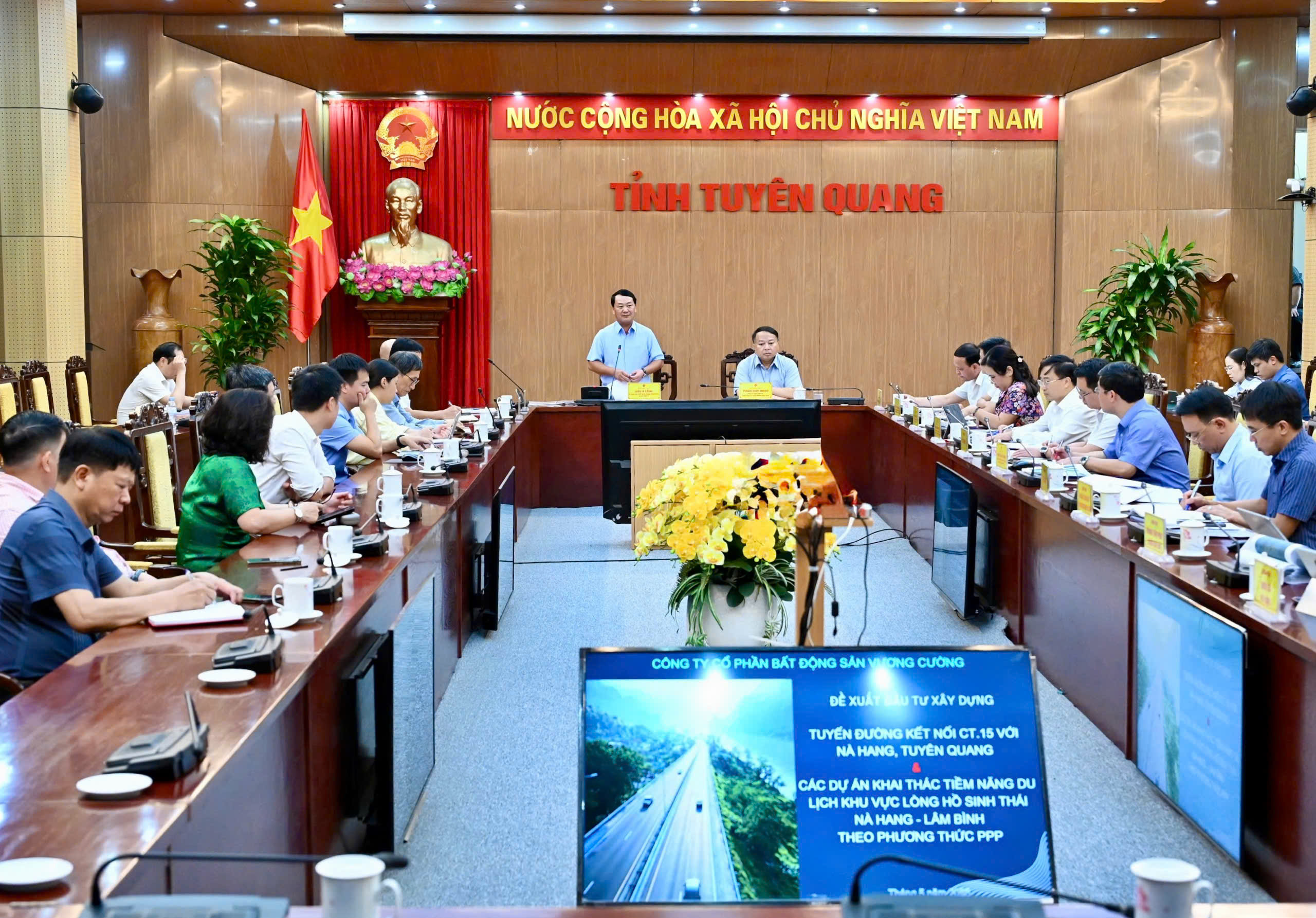 UBND tỉnh làm việc với Tập đoàn Việt Thành về đề xuất dự án khai thác tiềm năng du lịch khu vực Nà Hang - Lâm Bình