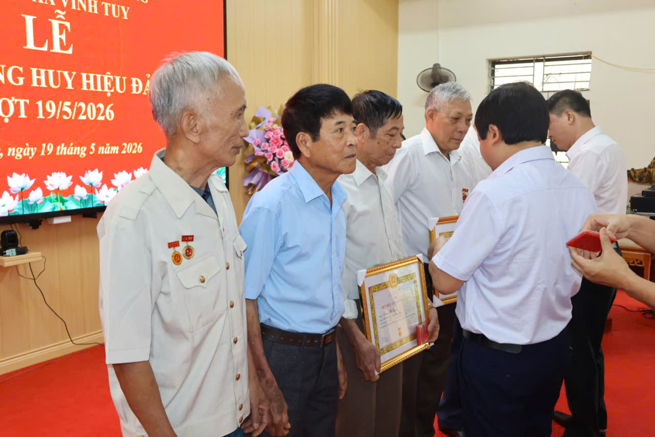 Trao huy hiệu Đảng s C tra.jpg
