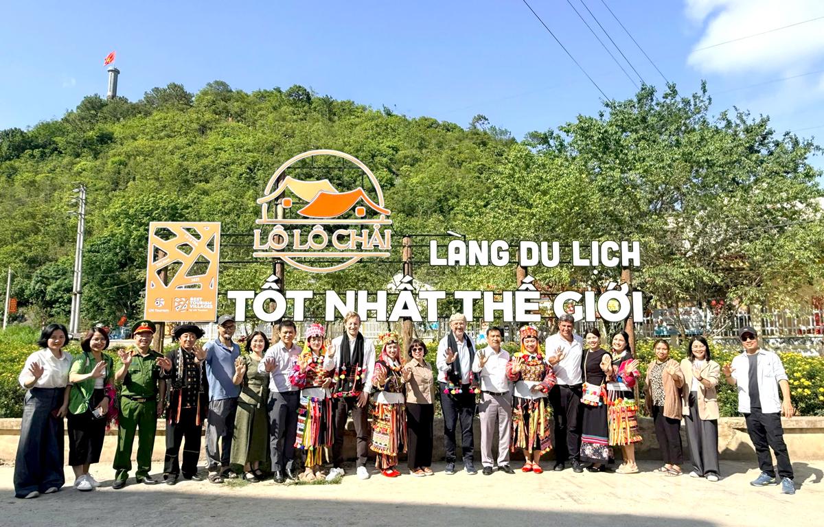 Đoàn Đại sứ Thụy Sĩ tại Việt Nam thăm và làm việc tại xã Lũng Cú