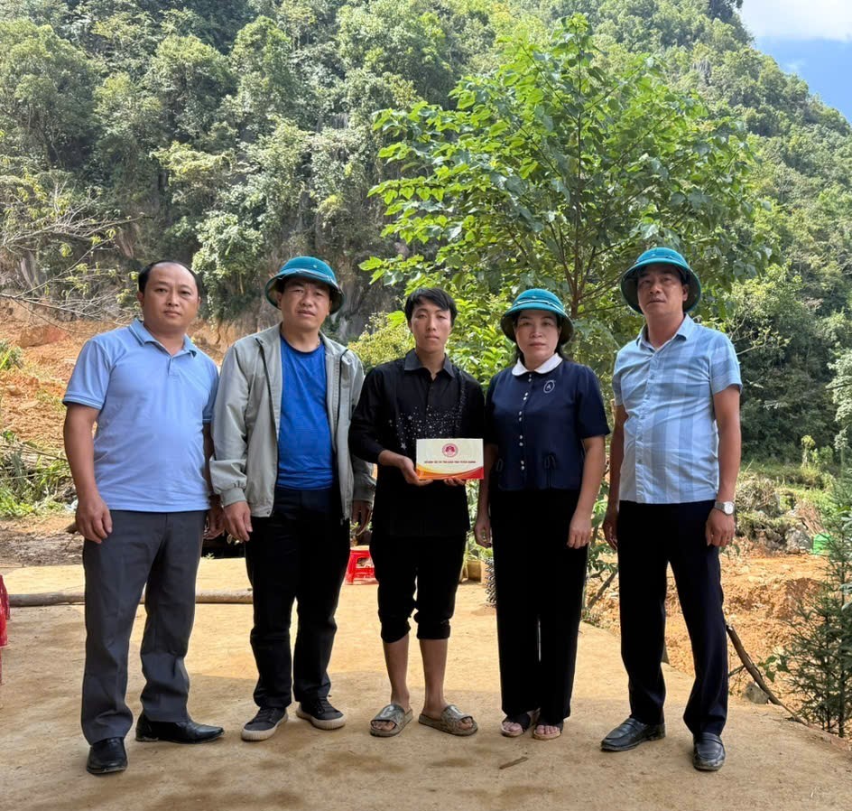 Giám đốc Sở Dân tộc và Tôn giáo tỉnh Tuyên Quang thăm hỏi các gia đình có người tử vong do hoàn lưu bão số 10 gây sạt lở đất tại xã Lũng Cú, xã Đồng Văn