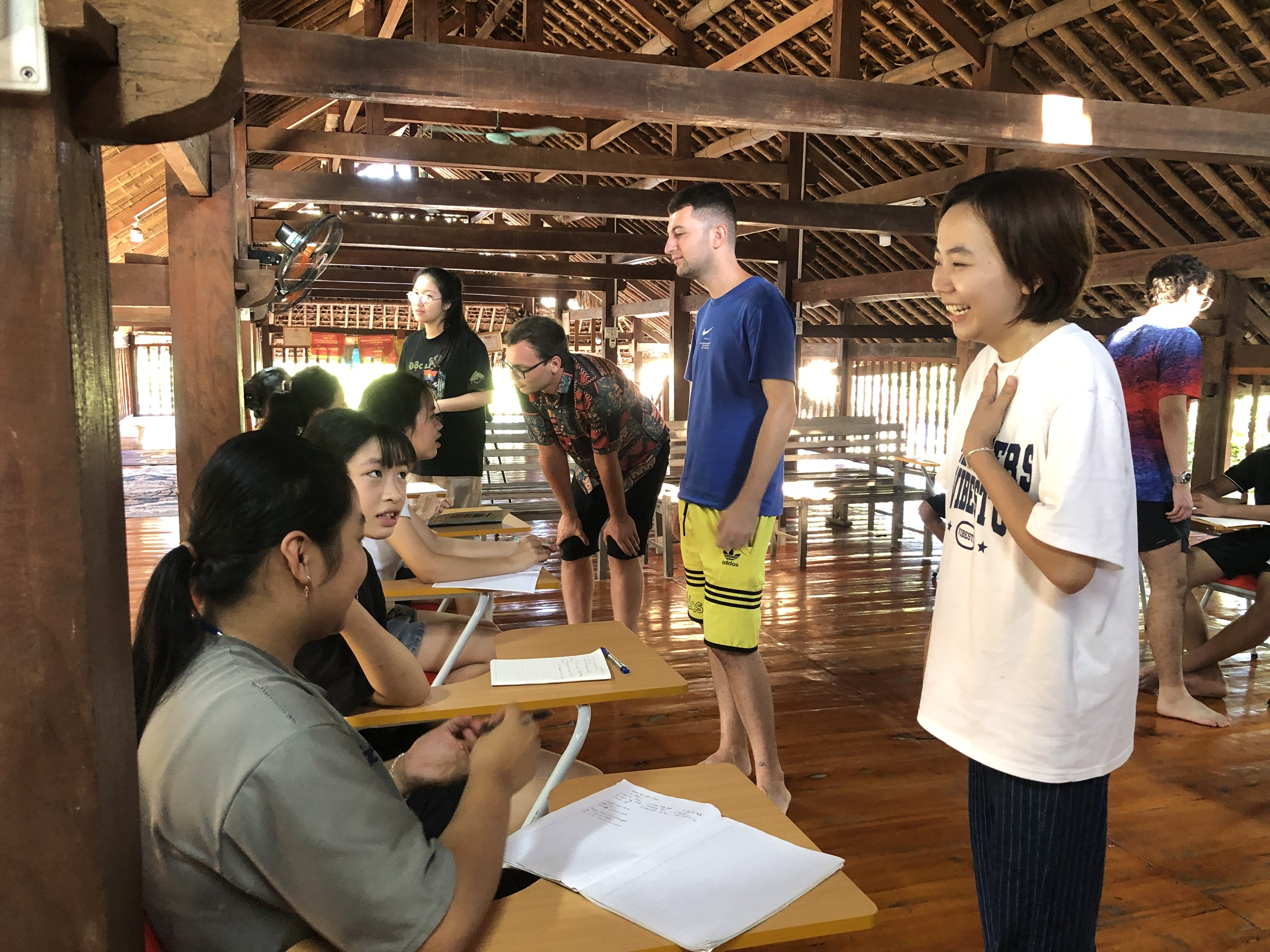 Ảnh 02 T&igrave;nh nguyện vi&ecirc;n đang hướng dẫn học vi&ecirc;n ph&aacute;t &acirc;m.jpg