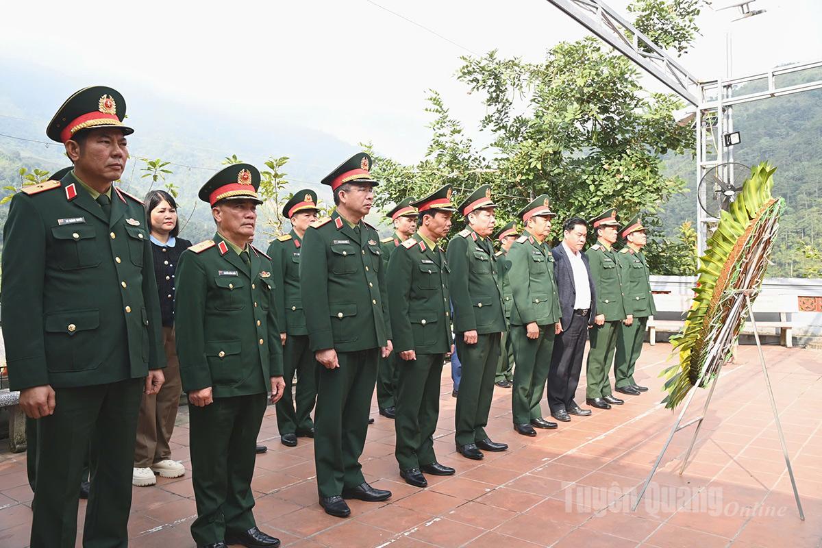 Thứ trưởng Bộ Quốc phòng Nguyễn Văn Gấu dâng hương tri ân các Anh hùng Liệt sĩ 