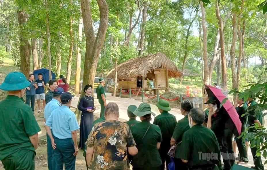 Từ mùa Thu lịch sử đến chính quyền gần Dân