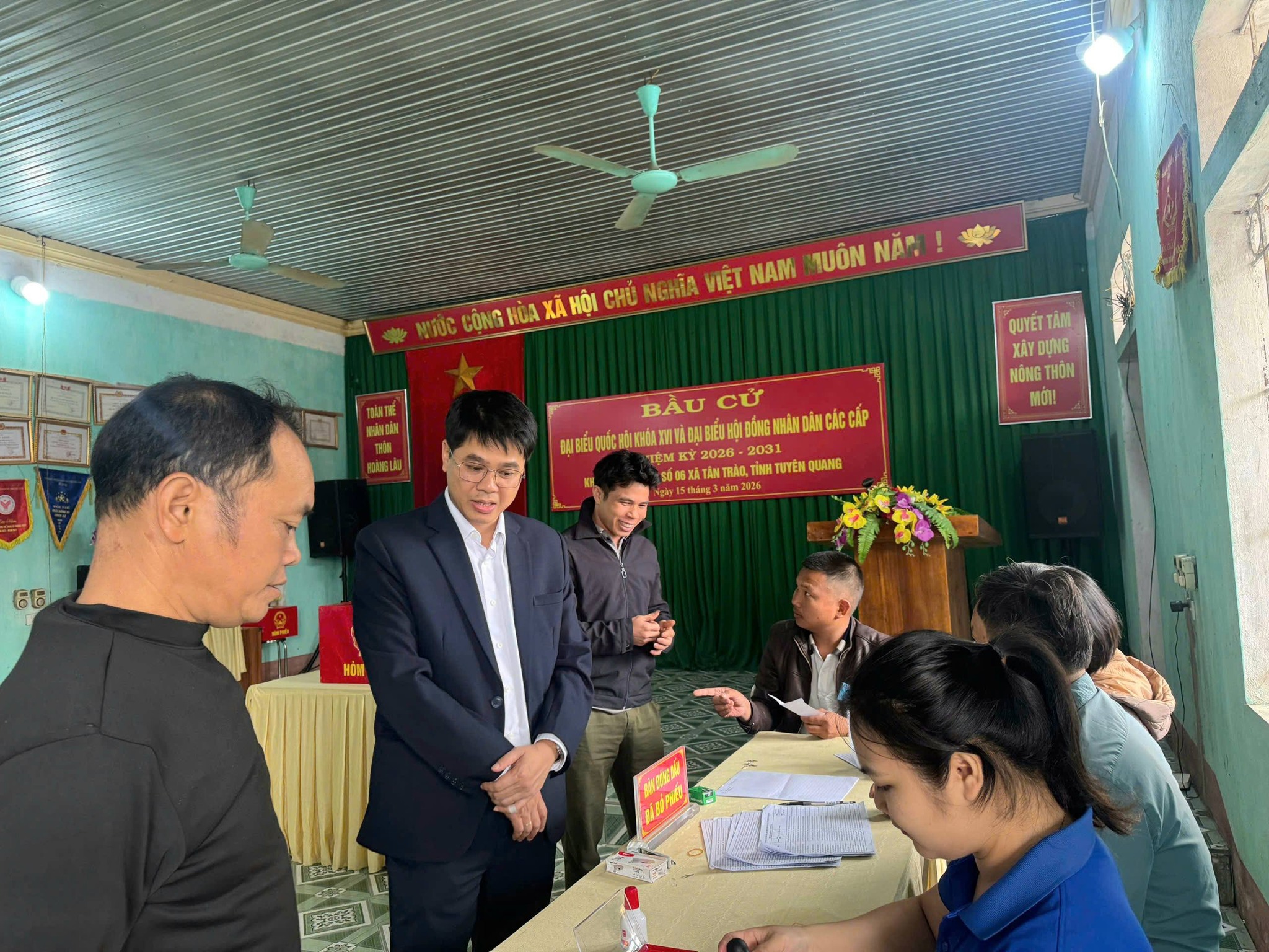 Đồng chí Dương Minh Tuấn – Chủ tịch UBND xã Tân Trào kiểm tra công tác bầu cử tại các khu vực bỏ phiếu