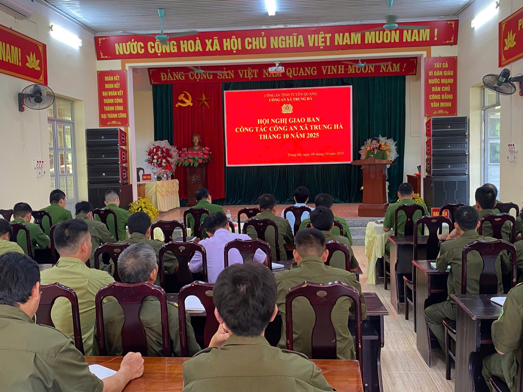 CÔNG AN XÃ TRUNG HÀ TỔ CHỨC HỘI NGHỊ GIAO BAN CÔNG TÁC CÔNG AN XÃ THÁNG 10 NĂM 2025