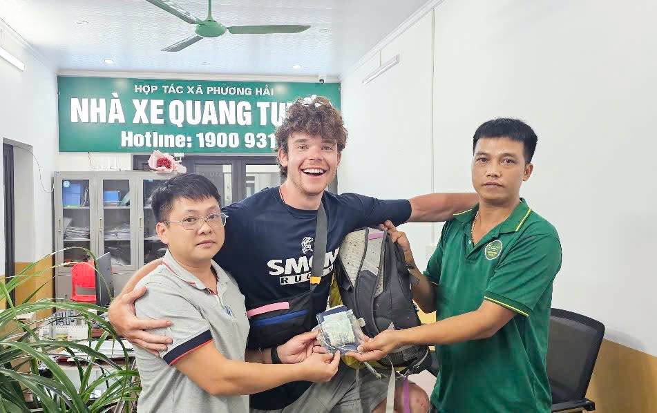 TÌNH NGƯỜI VÙNG CAO: PHỐI HỢP TRẢ LẠI TÀI SẢN BỊ ĐÁNH RƠI CHO DU KHÁCH NƯỚC NGOÀI