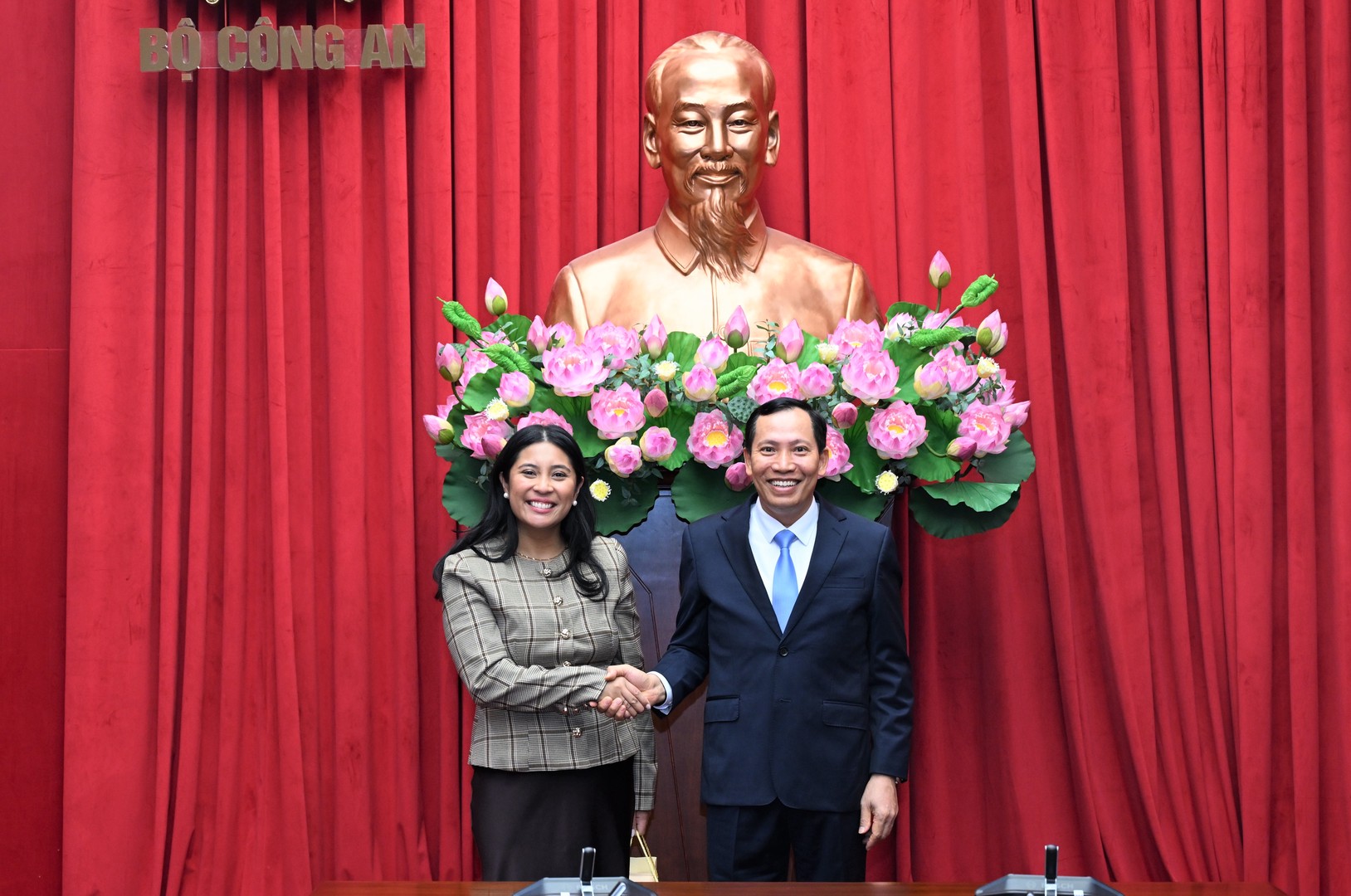 THỨ TRƯỞNG LÊ VĂN TUYẾN TIẾP PHÓ TRỢ LÝ BỘ TRƯỞNG THƯƠNG MẠI HOA KỲ KELLY COLDIRON