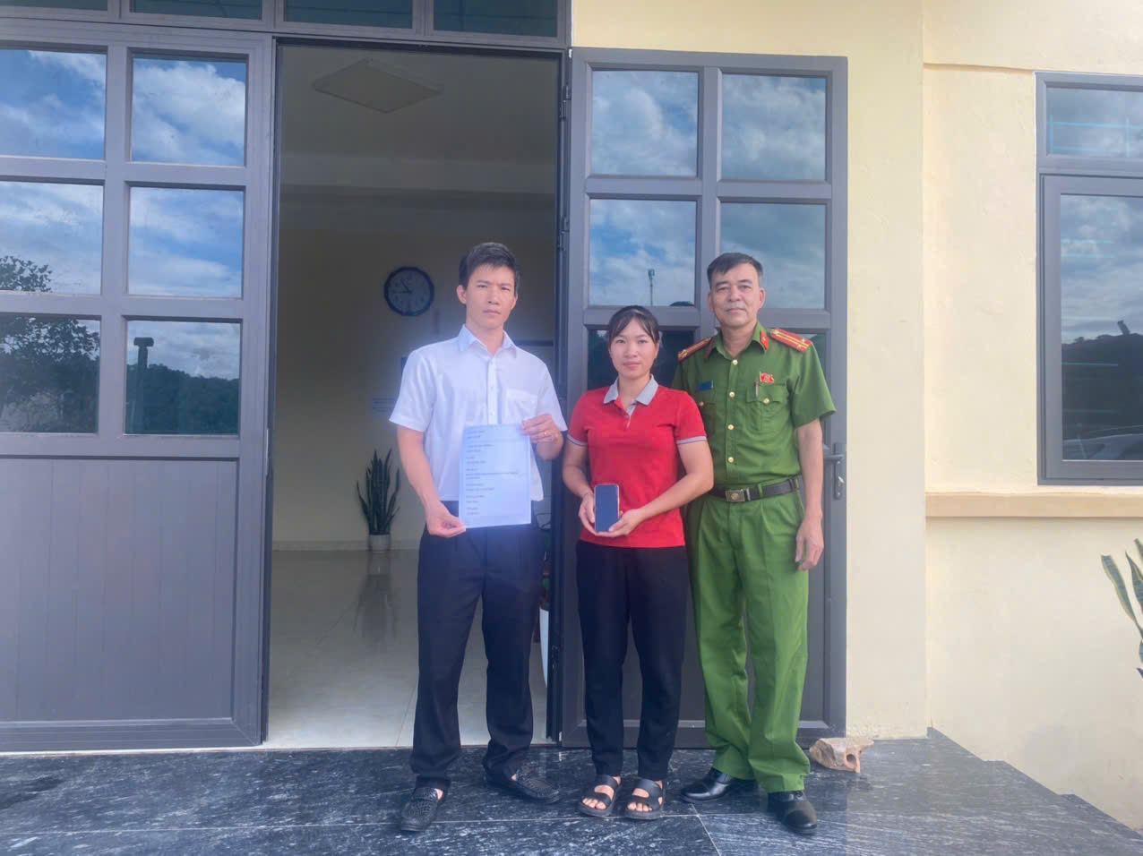 Công an xã Bằng Hành kịp thời giúp người dân nhận lại hơn 125 triệu đồng chuyển nhầm
