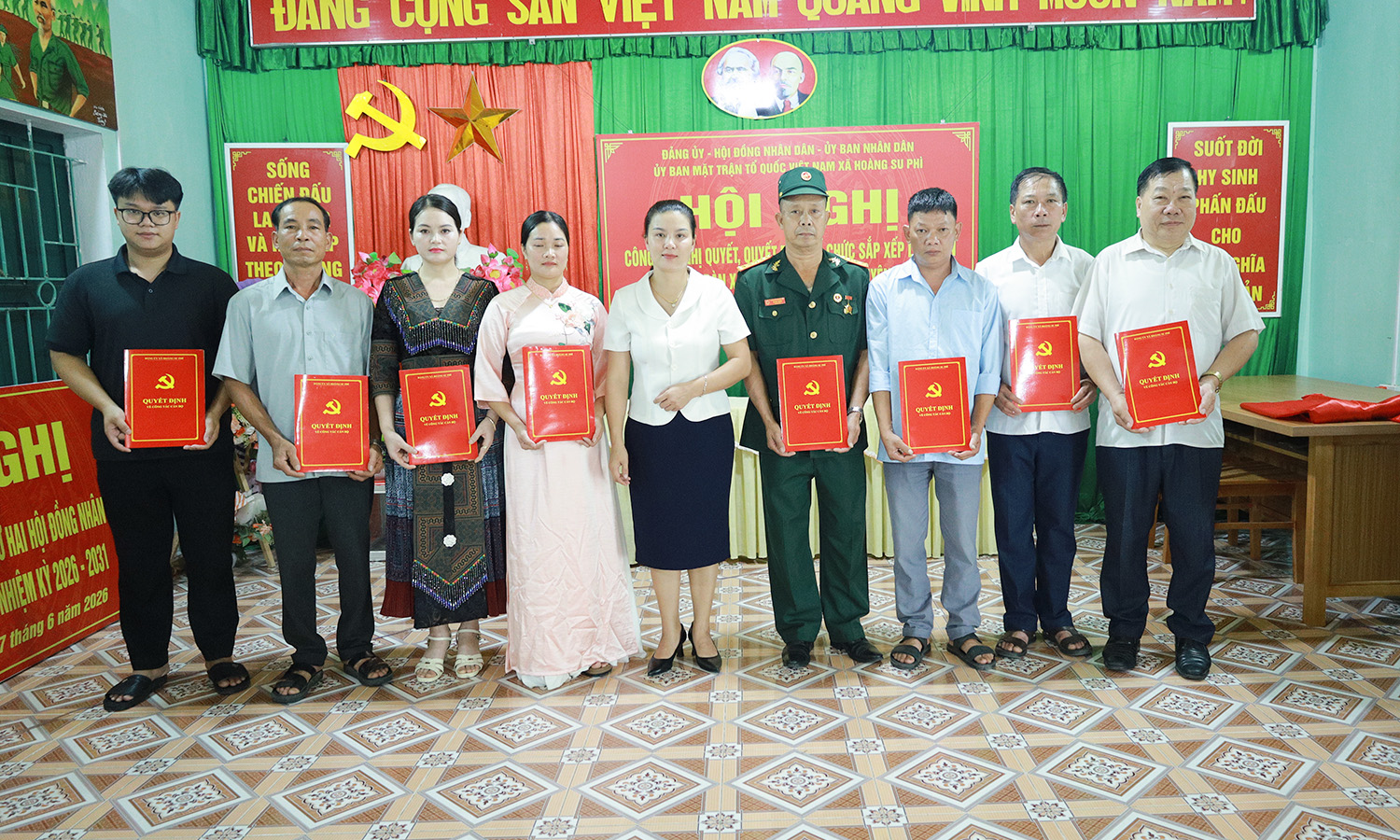 Phó Bí thư Thường trực Đảng uỷ Nguyễn Thị Bích Hằng dự công bố Nghị quyết, Quyết định tại Vinh Quang