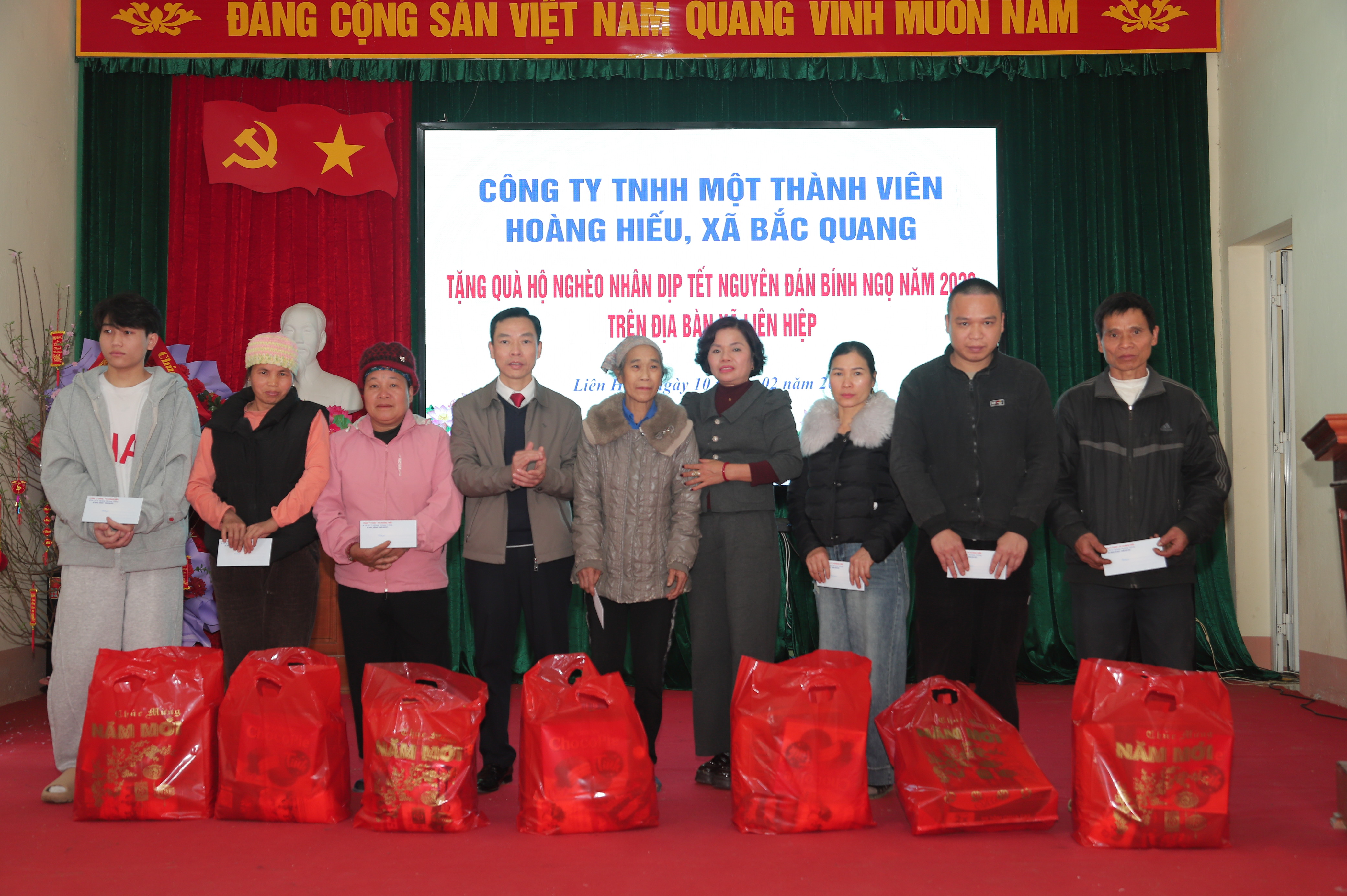 65 hộ nghèo đặc biệt khó khăn xã Liên Hiệp được nhận quà tết 