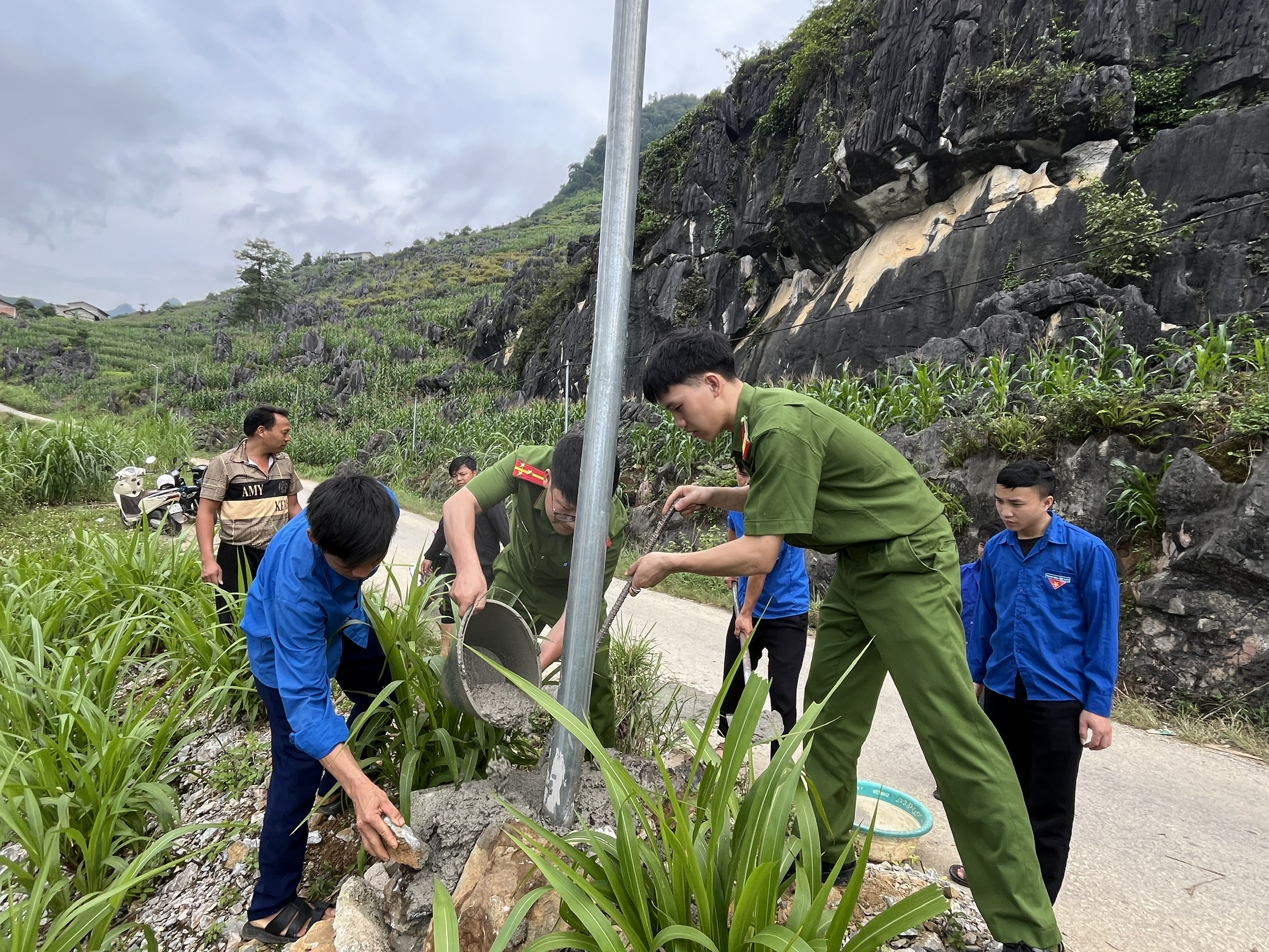 CHI ĐOÀN CÔNG AN XÃ LŨNG PHÌN TÍCH CỰC RA QUÂN HƯỞNG ỨNG “NGÀY CHỦ NHẬT XANH ĐỒNG LOẠT TOÀN QUỐC NĂM 2026”