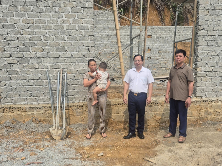 Đồng chí Chủ tịch UBND xã Vĩnh Tuy kiểm tra tiến độ xây dựng nhà ở thuộc chương trình xóa nhà tạm, nhà dột nát tại thôn Tân Long