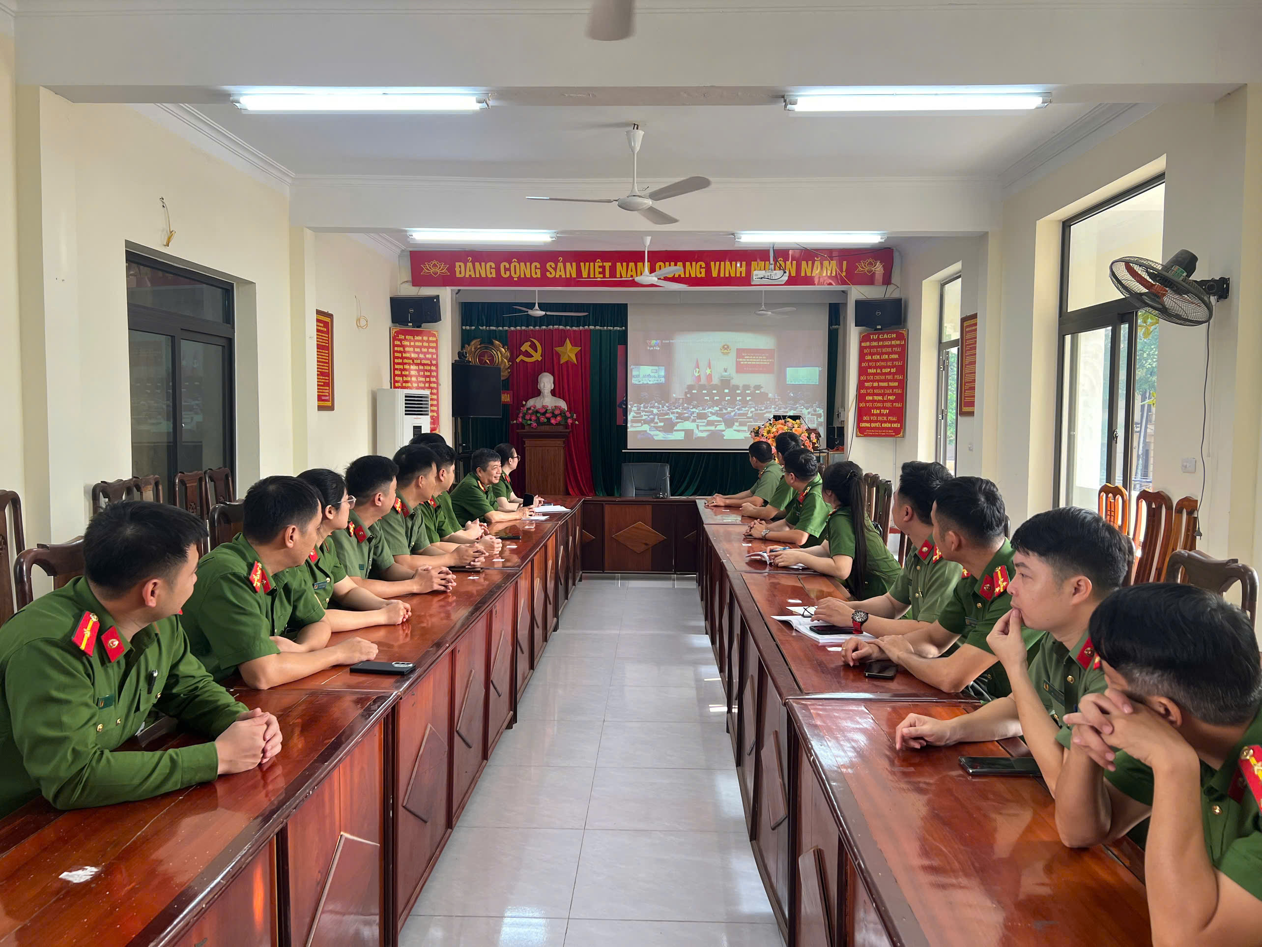 CÔNG AN XÃ CHIÊM HÓA NGHIÊM TÚC NGHIÊN CỨU, HỌC TẬP, QUÁN TRIỆT VÀ TRIỂN KHAI THỰC HIỆN NGHỊ QUYẾT HỘI NGHỊ LẦN THỨ TƯ BAN CHẤP HÀNH TRUNG ƯƠNG ĐẢNG KHÓA XIV