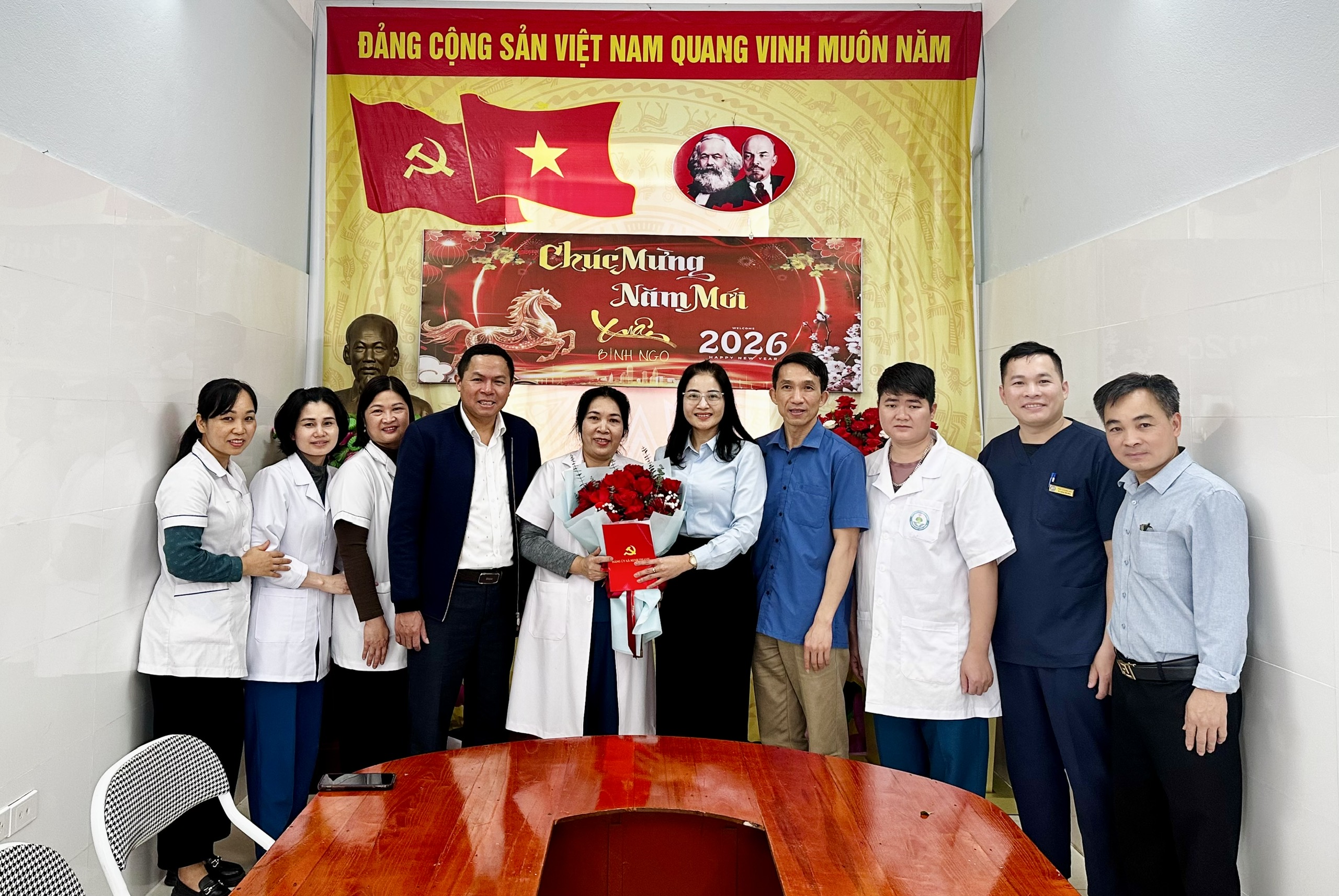 Thường trực Đảng ủy xã chúc mừng cán bộ, viên chức Trạm Y tế xã Minh Thanh nhân ngày Thầy thuốc Việt Nam 27/02