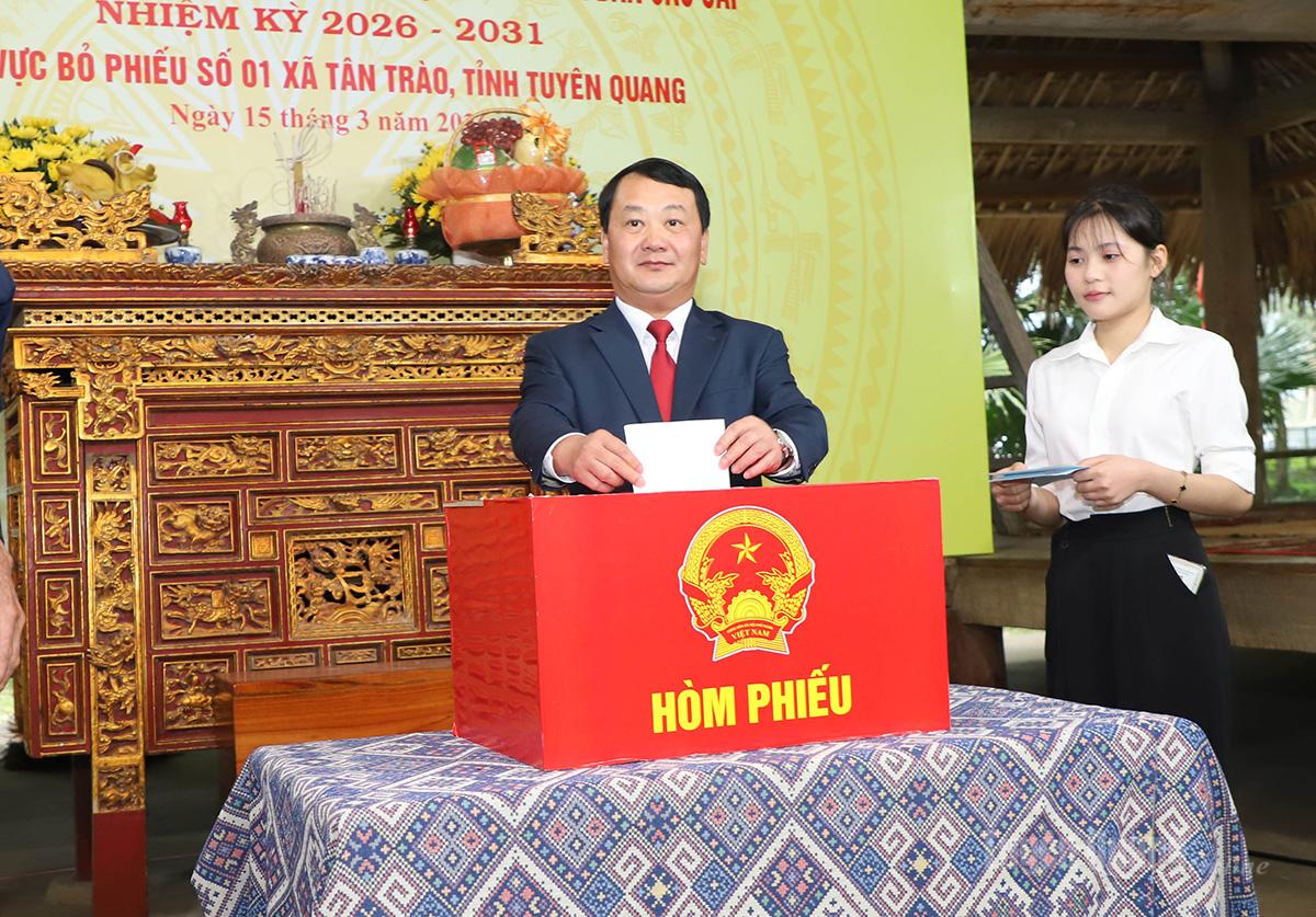 Bí thư Tỉnh ủy Hầu A Lềnh dự Lễ khai mạc và bỏ phiếu tại Khu vực bầu cử số 1 (Đình Tân Trào) xã Tân Trào