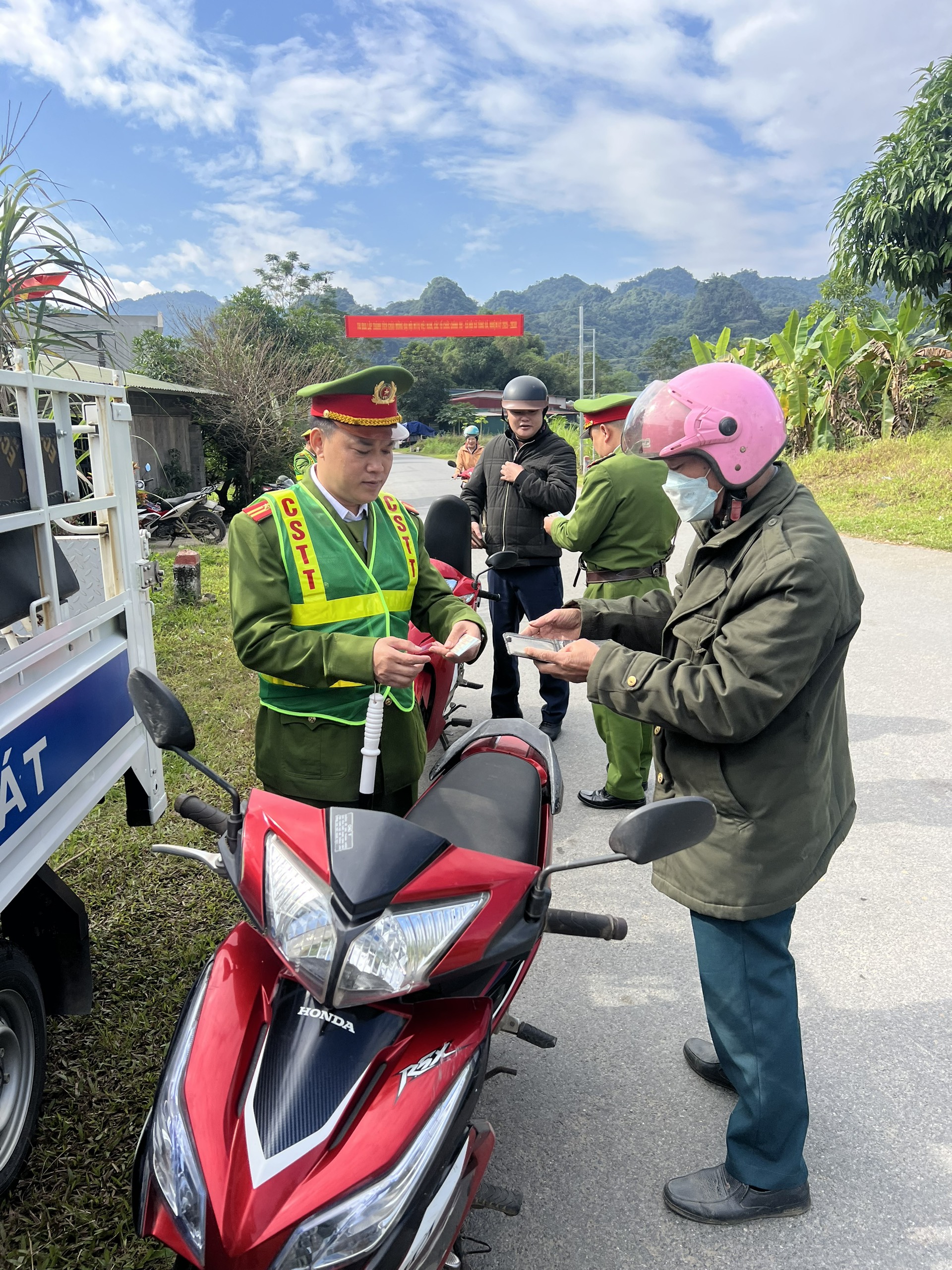 TĂNG CƯỜNG TUẦN TRA, KIỂM SOÁT BẢO ĐẢM ANTT, TRẬT TỰ AN TOÀN GIAO THÔNG