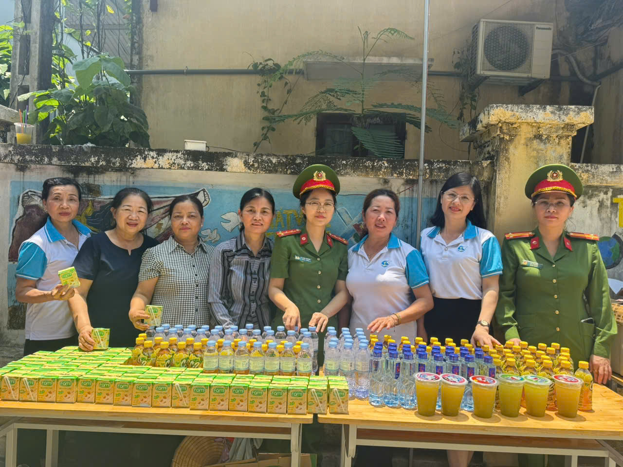 HI HỘI PHỤ NỮ CÔNG AN XÃ SƠN DƯƠNG THAM GIA CHƯƠNG TRÌNH “TIẾP SỨC MÙA THI”