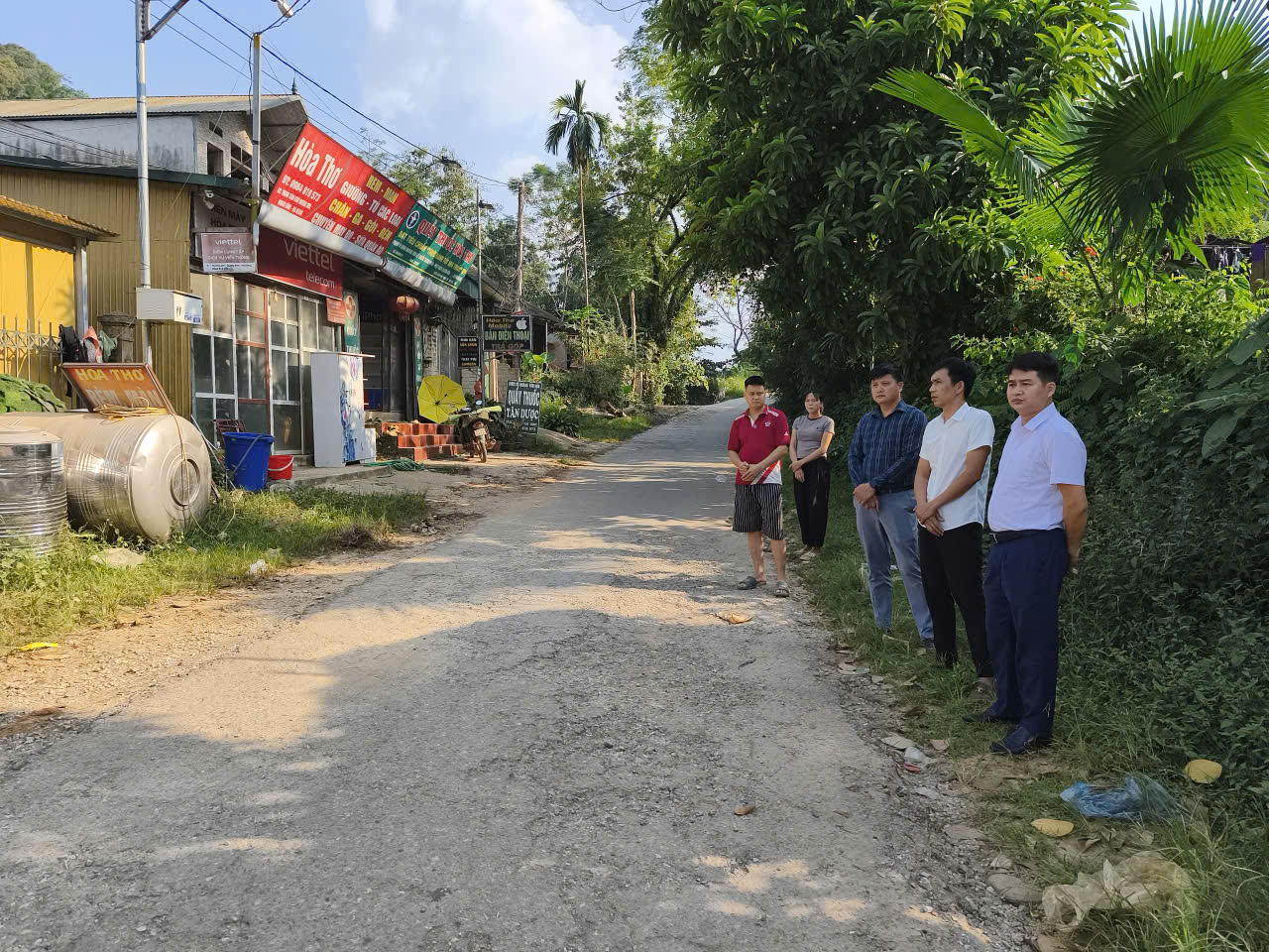 Lãnh đạo UBND xã Tiên Yên kiểm tra, khảo sát phương án chuyển đổi mô hình quản lý chợ Hương Sơn