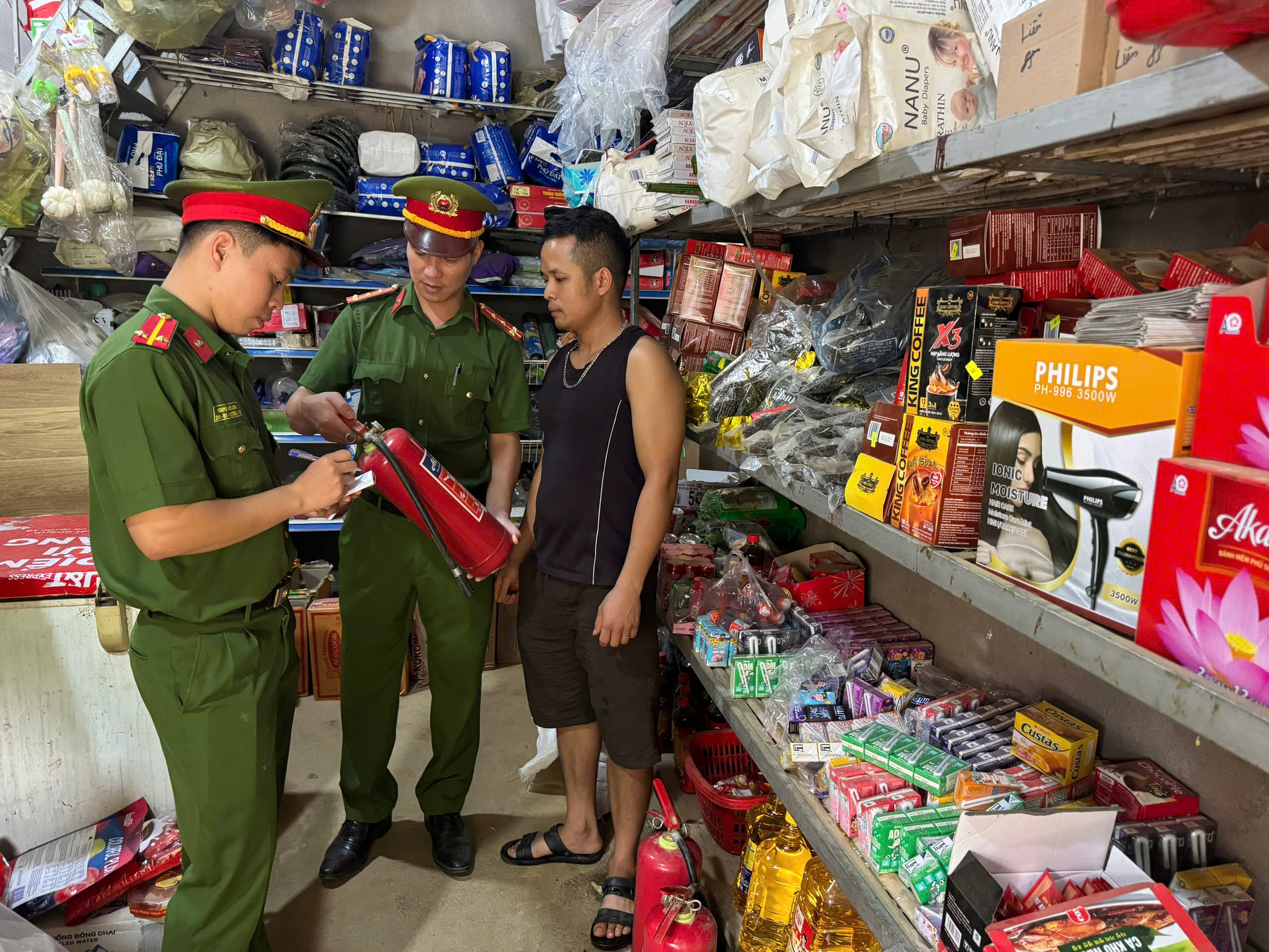 CÔNG AN XÃ CÔN LÔN TĂNG CƯỜNG KIỂM TRA, KIỂM SOÁT, BẢO ĐẢM AN NINH TRẬT TỰ, AN TOÀN PHÒNG CHÁY, CHỮA CHÁY PHỤC VỤ ĐẠI HỘI ĐẢNG BỘ XÃ LẦN THỨ I, NHIỆM KỲ 2025 - 2030