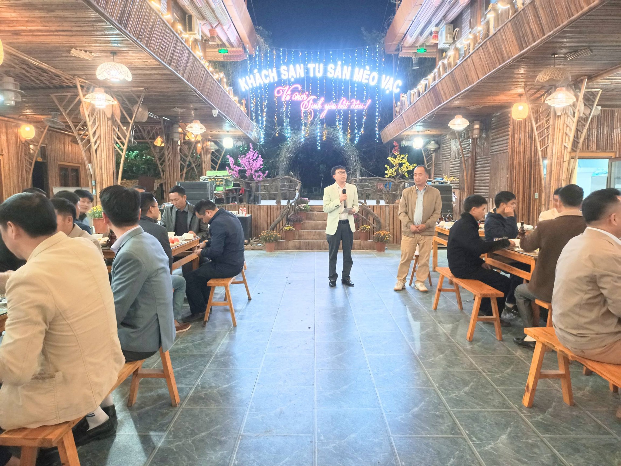 Lãnh đạo xã Khâu Vai chúc mừng Trạm Y tế nhân Ngày Thầy thuốc Việt Nam 27-2