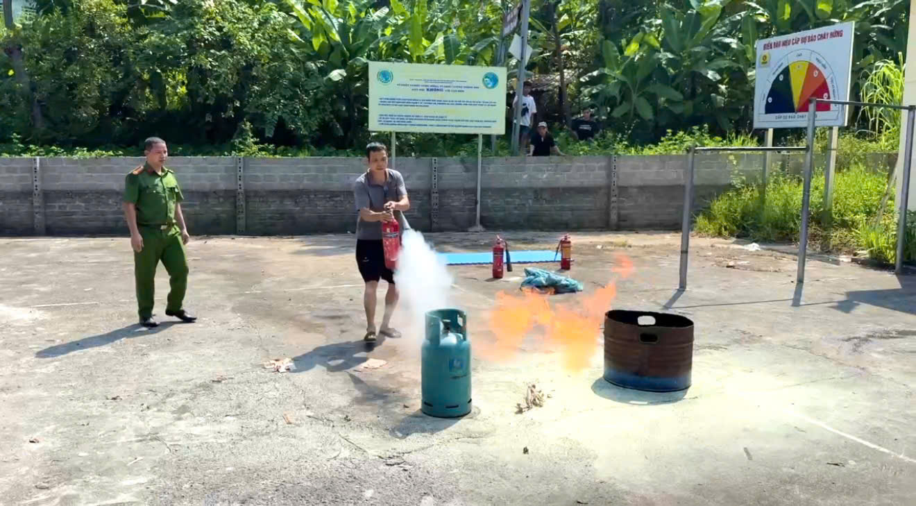 TỔ CHỨC TUYÊN TRUYỀN, THỰC HÀNH TRẢI NGHIỆM PHÒNG CHÁY, CHỮA CHÁY TẠI THÔN BẢN CƯỞM