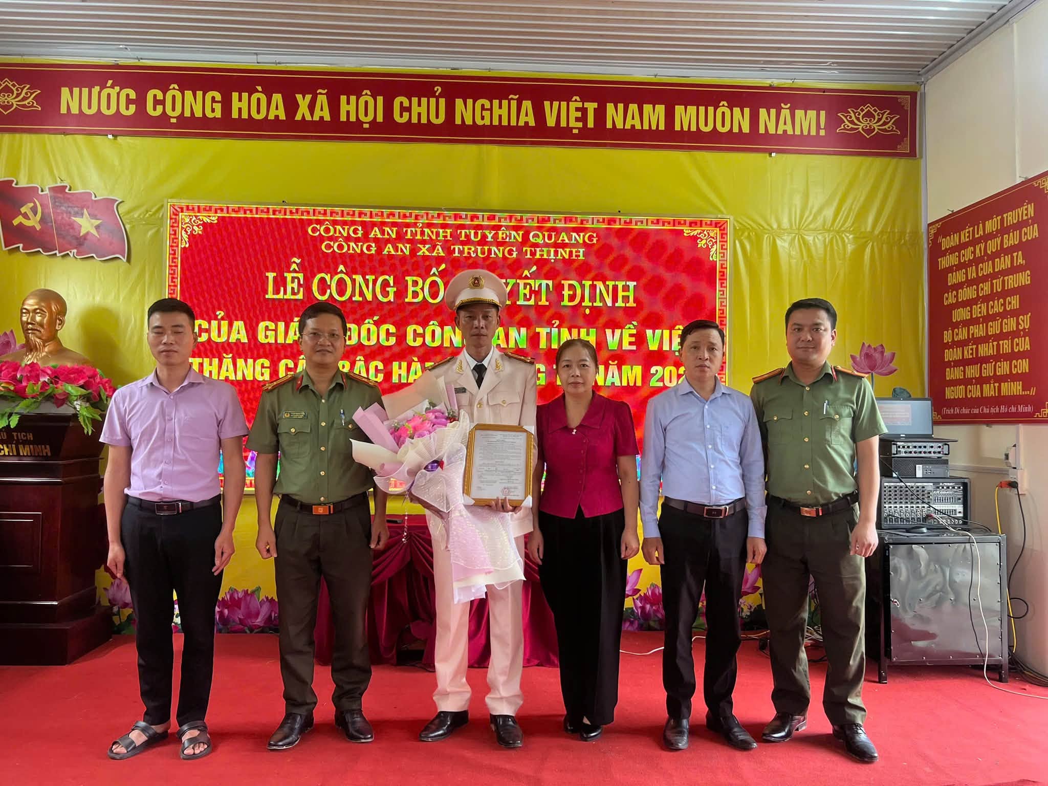 CÔNG AN XÃ TRUNG THỊNH TỔ CHỨC LỄ CÔNG BỐ QUYẾT ĐỊNH THĂNG CẤP BẬC HÀM ĐỐI VỚI ĐỒNG CHÍ TRƯỞNG CÔNG AN XÃ
