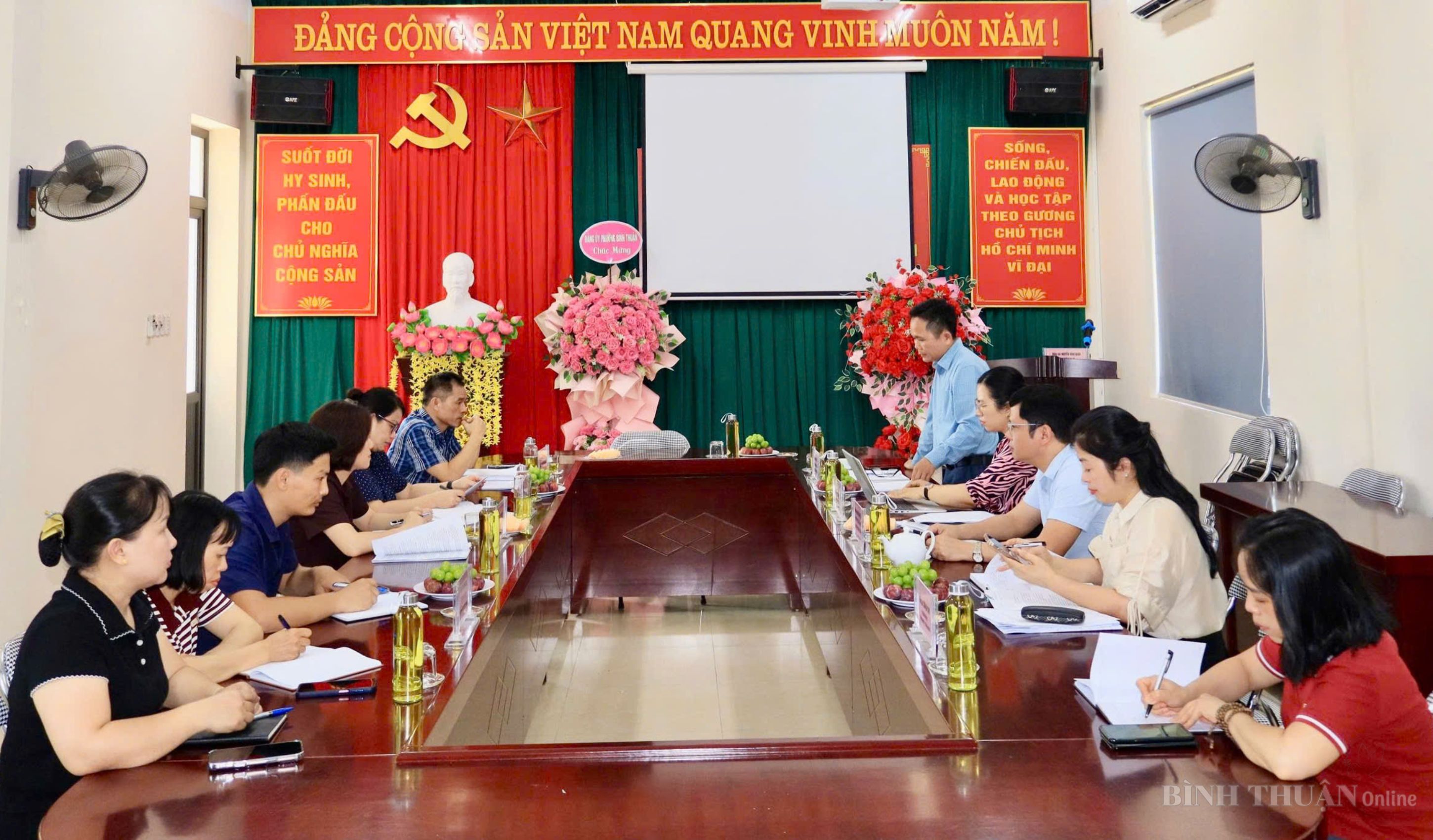 ĐOÀN KIỂM TRA SỞ NỘI VỤ LÀM VIỆC TẠI PHƯỜNG BÌNH THUẬN VỀ CÔNG TÁC VĂN THƯ, LƯU TRỮ VÀ HƯỚNG DẪN SỐ HÓA TÀI LIỆU