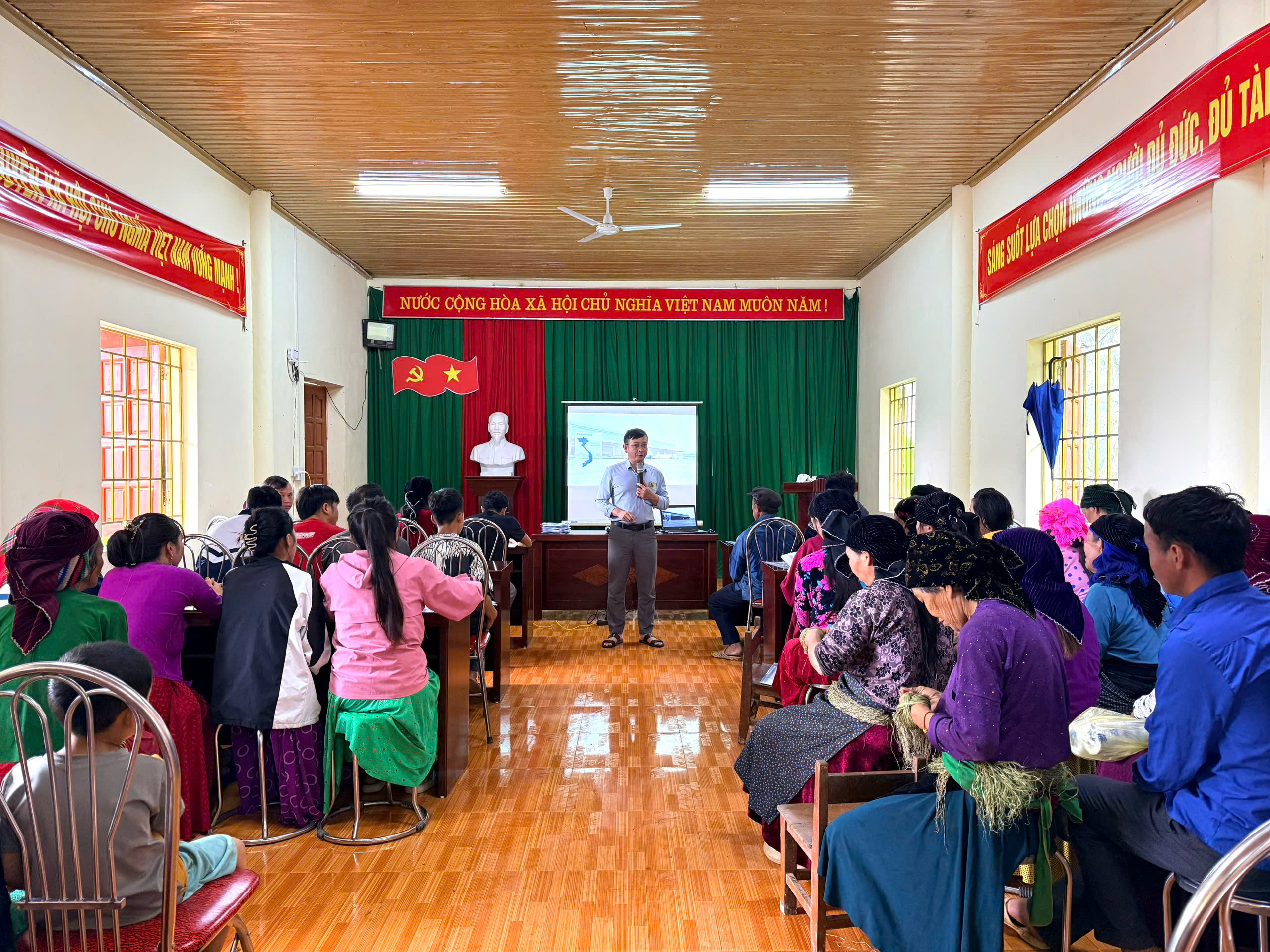 ĐƯA THÔNG TIN THỊ TRƯỜNG LAO ĐỘNG ĐẾN GẦN NGƯỜI DÂN LŨNG CÚ