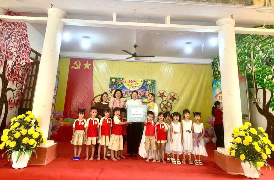 Lãnh đạo xã Phù Lưu thăm, tặng quà và vui Tết Trung thu cùng thiếu nhi