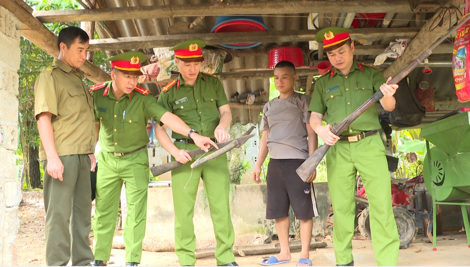 Công an xã Vị Xuyên phối hợp vận động thu hồi 04 vũ khí, công cụ hỗ trợ tại thôn Làng Vàng.