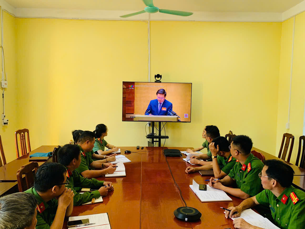 CÔNG AN XÃ VIỆT LÂM THAM DỰ HỘI NGHỊ TRỰC TUYẾN TOÀN QUỐC NGHIÊN CỨU, HỌC TẬP, QUÁN TRIỆT VÀ TRIỂN KHAI THỰC HIỆN CÁC NGHỊ QUYẾT, CHỈ THỊ CỦA BỘ CHÍNH TRỊ