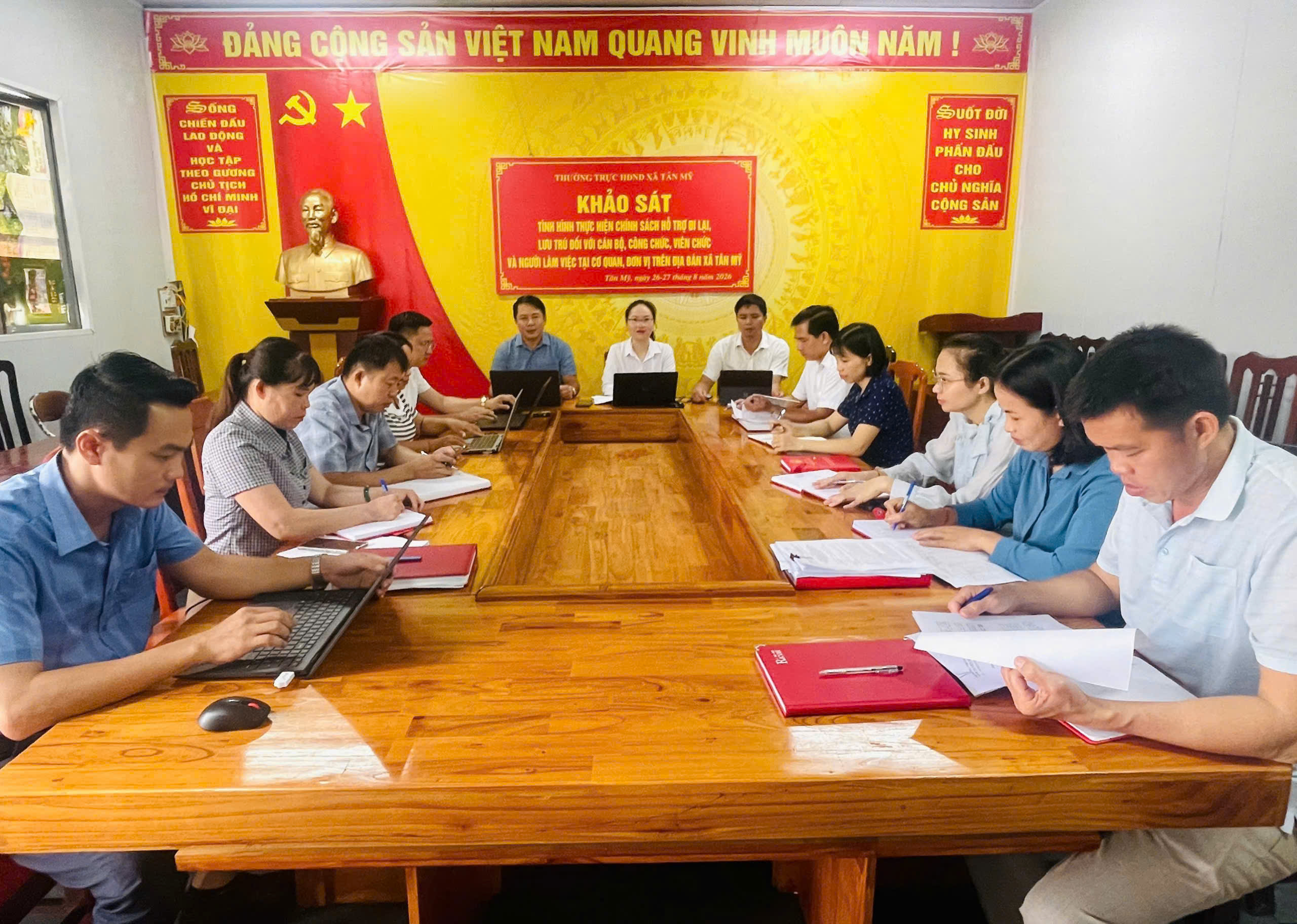 THƯỜNG TRỰC HỘI ĐỒNG NHÂN DÂN XÃ TỔ CHỨC KHẢO SÁT VIỆC THỰC HIỆN CHÍNH SÁCH HỖ TRỢ ĐI LẠI, LƯU TRÚ