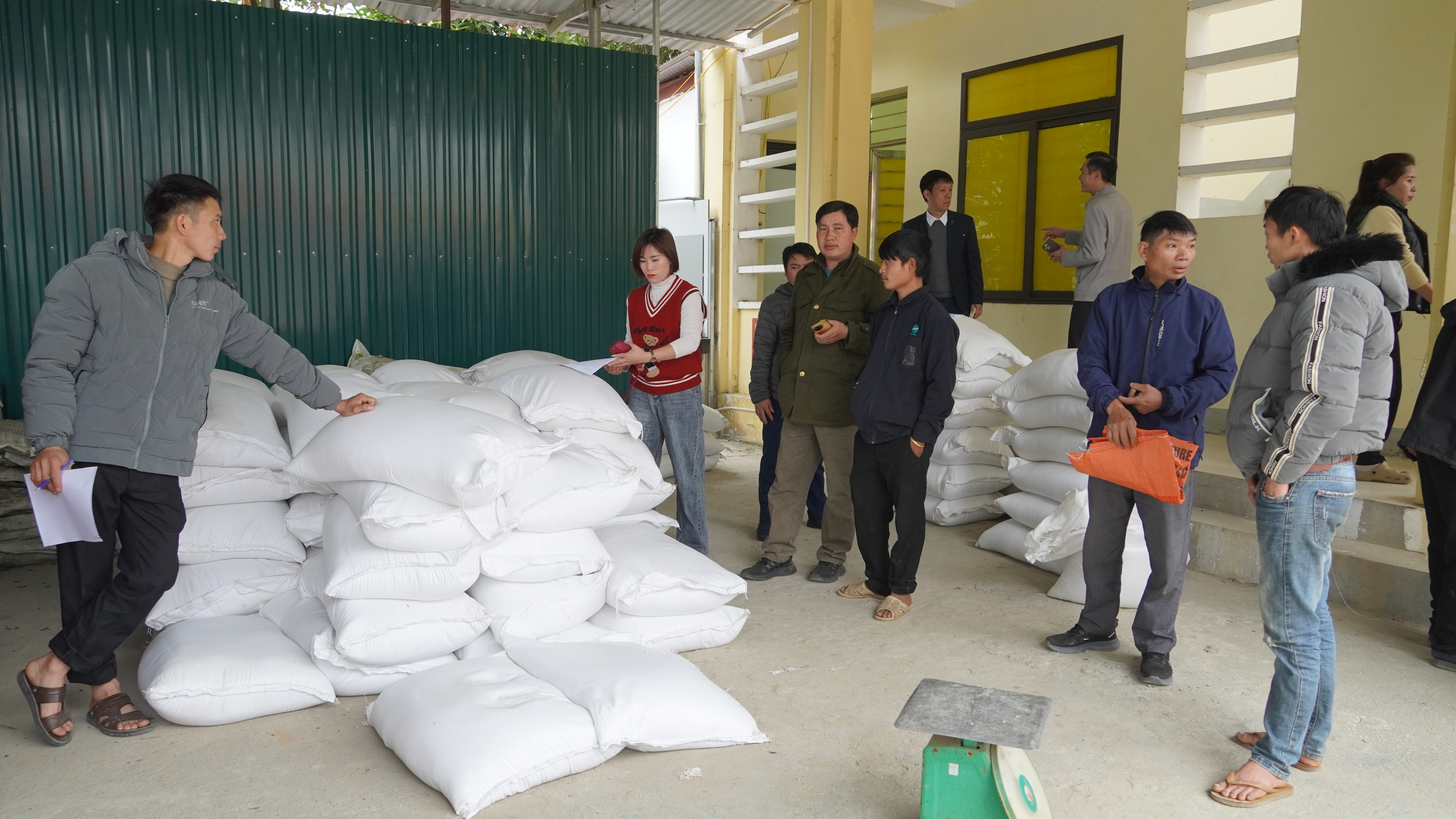 Xã Tân Tiến cấp phát gạo cho các hộ có nhu cầu cứu đói dịp tết Nguyên đán Bính Ngọ năm 2026