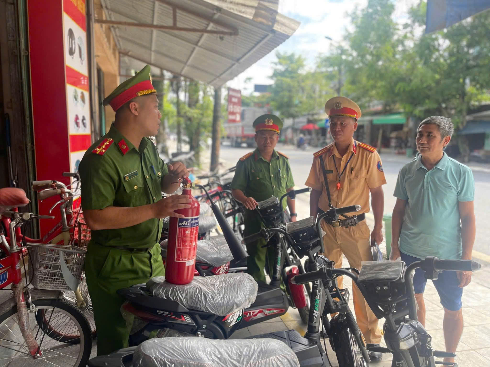 CÔNG AN XÃ TÂN QUANG HƯỚNG DẪN PCCC VÀ CNCH ĐỐI VỚI CÁC CƠ SỞ KINH DOANH, SỬA CHỮA XE ĐẠP ĐIỆN KHO CHỨA PIN
