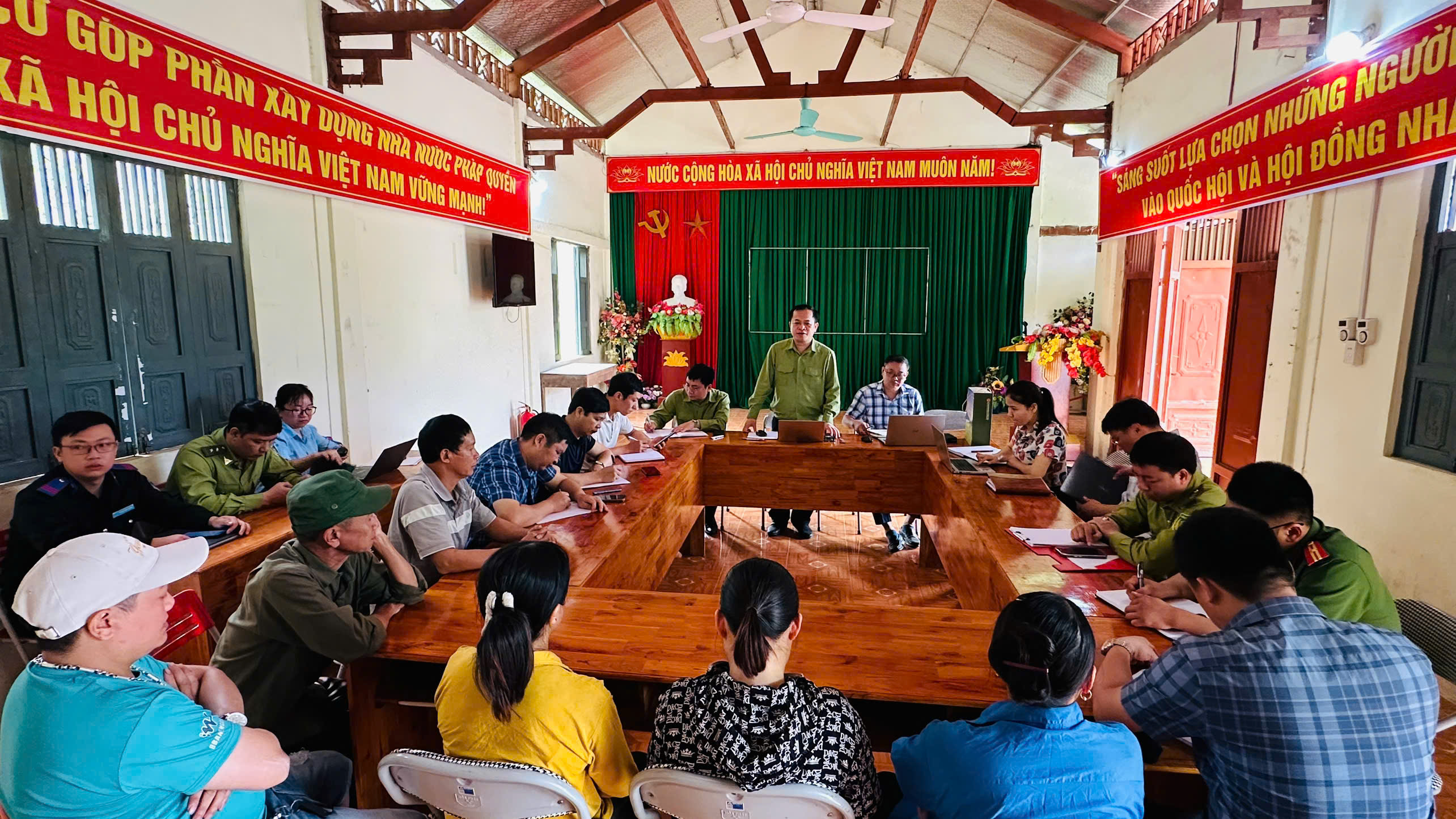 Đoàn công tác Đảng ủy, UBND xã Hồng Thái thăm và làm việc tại các thôn