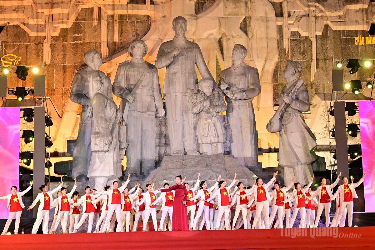 Chương trình nghệ thuật "Bản hùng ca - Mùa thu lịch sử" trên đất Tuyên Quang