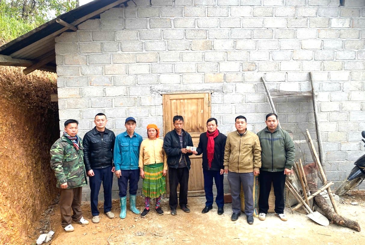 Khánh thành, bàn giao nhà ở cho hộ nghèo, hộ bị ảnh hưởng bão lũ tại xã biên giới Sơn Vĩ