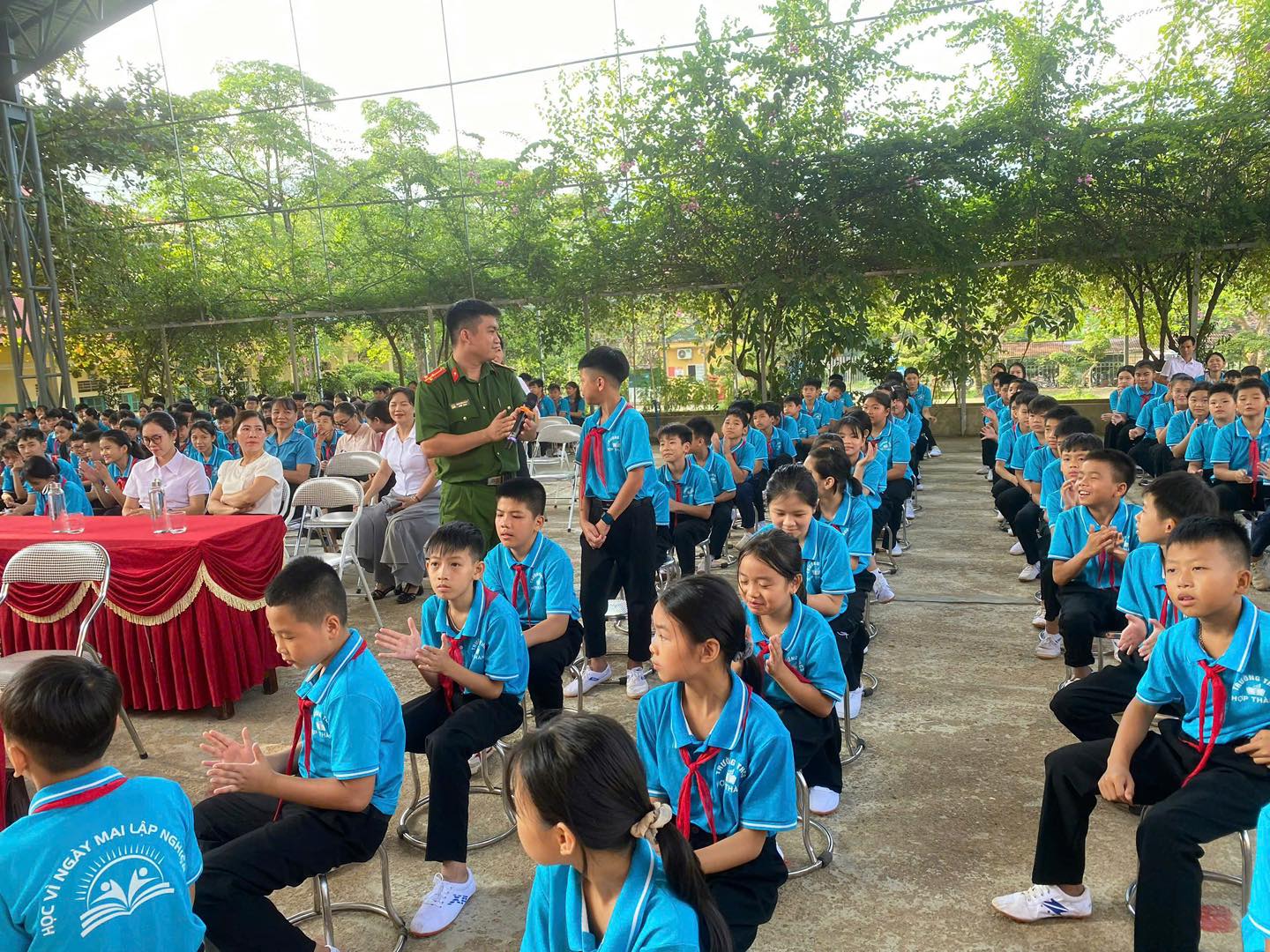 TUYÊN TRUYỀN PHÁP LUẬT - HÀNH TRANG QUÝ GIÁ CHO CÁC EM HỌC SINH 