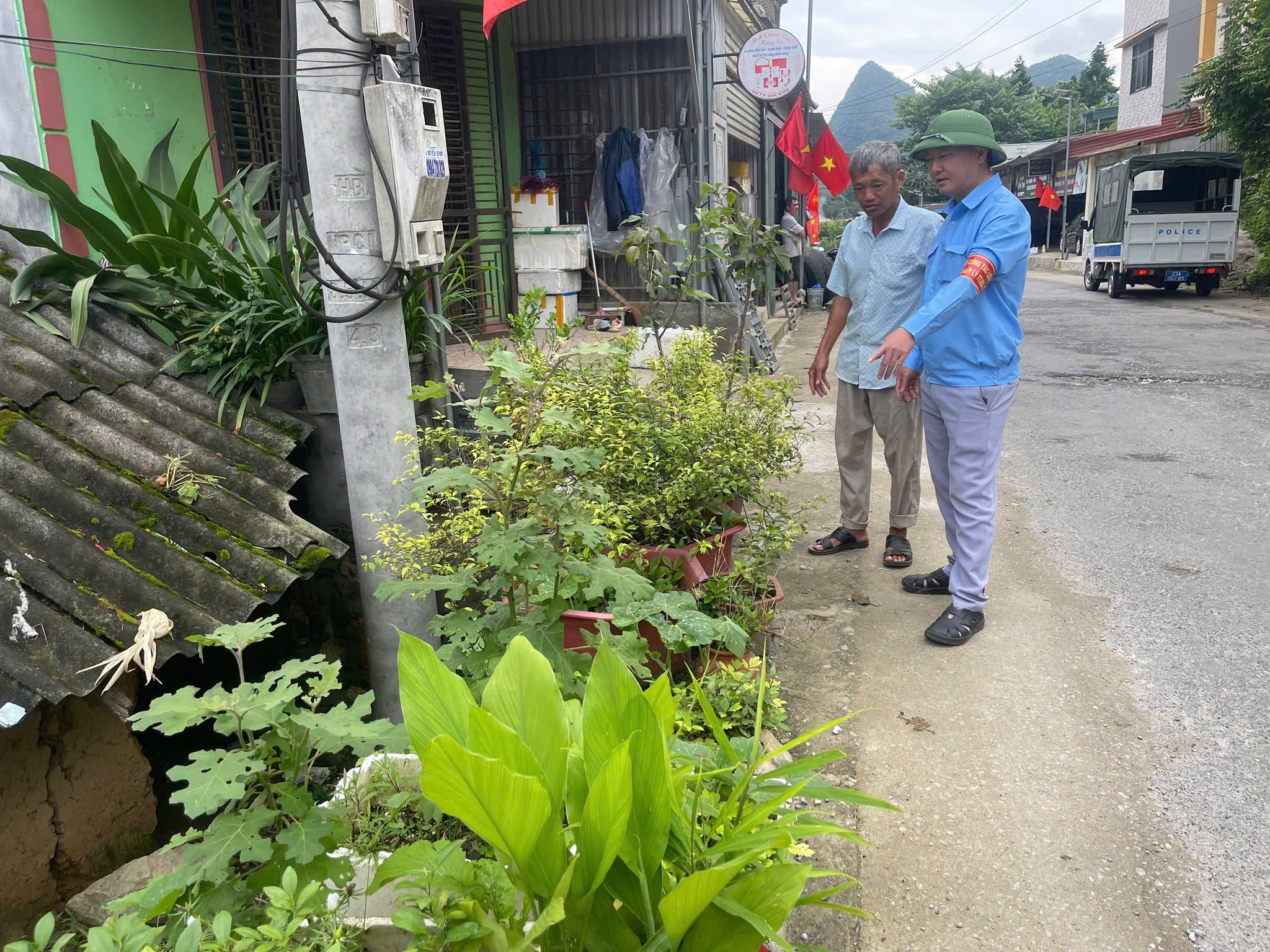 LŨNG PHÌN RA QUÂN KIỂM TRA, TUYÊN TRUYỀN, CHỈNH TRANG VÀ XỬ LÝ CÁC TRƯỜNG HỢP VI PHẠM LẤN CHIẾM LÒNG ĐƯỜNG, LỀ ĐƯỜNG, HÀNH LANG AN TOÀN GIAO THÔNG