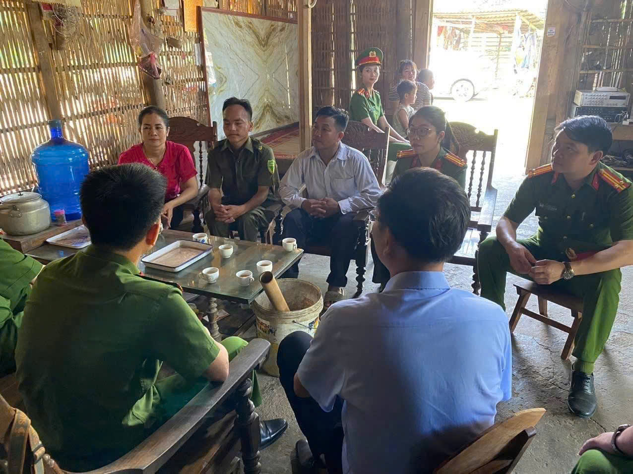 Trao 20 tấn xi măng th Khuổi Phạt.jpg