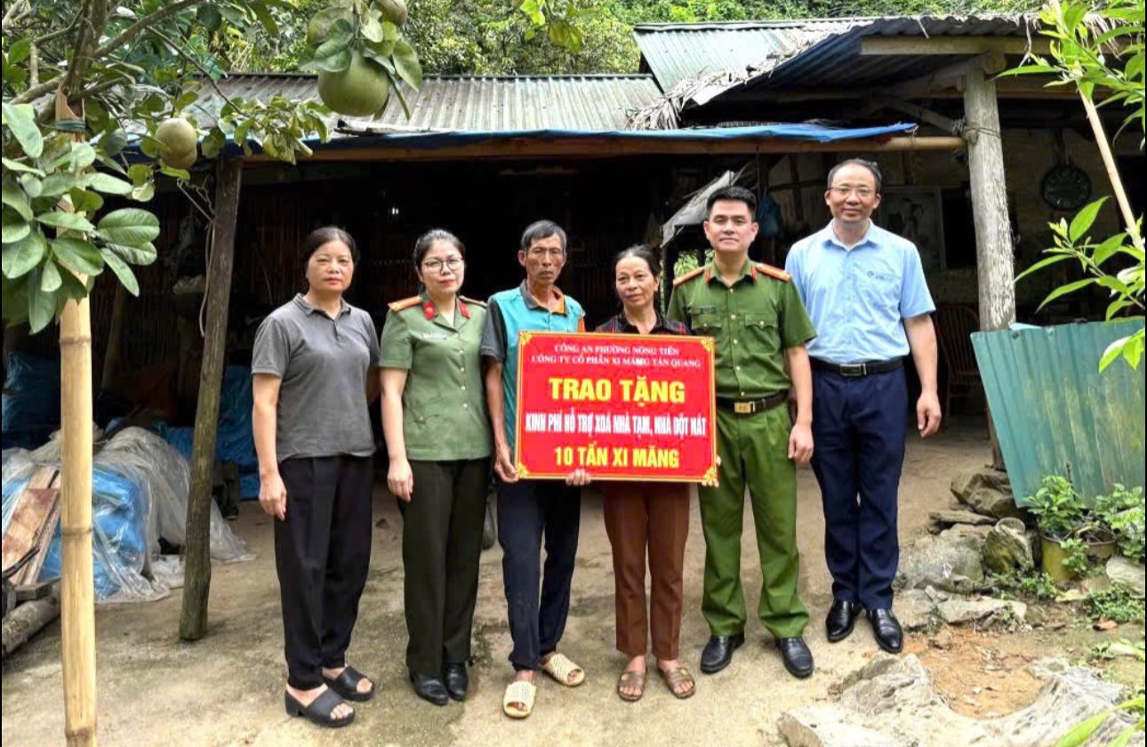 CÔNG AN PHƯỜNG NÔNG TIẾN PHỐI HỢP THĂM HỎI, TRAO QUÀ GIA ĐÌNH THÀNH VIÊN TỔ ANTT NHÂN DỊP KỶ NIỆM NGÀY TRUYỀN THỐNG CAND VIỆT NAM VÀ NGÀY HỘI TOÀN DÂN BẢO VỆ ANTQ