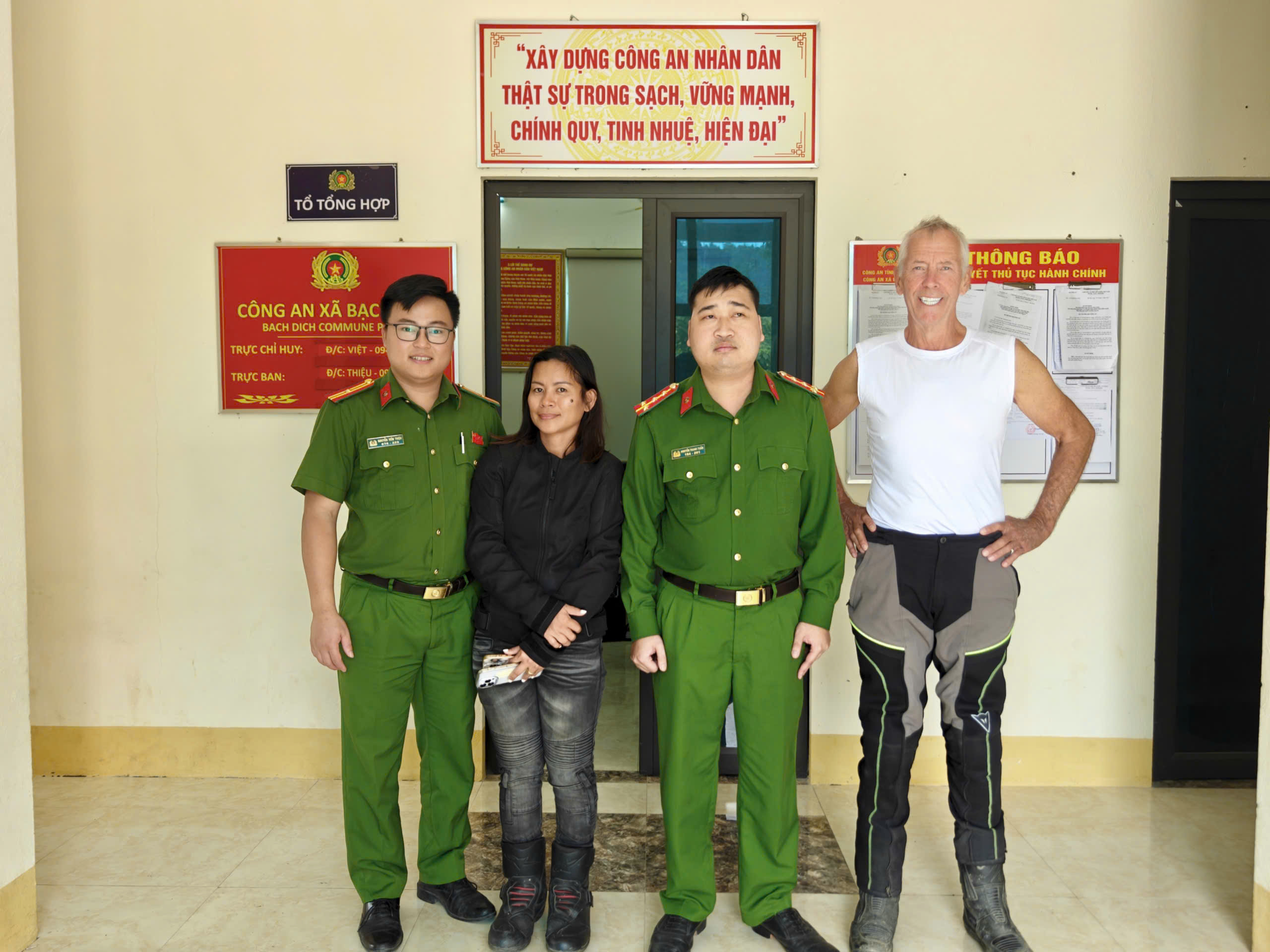 CÔNG AN XÃ BẠCH ĐÍCH HỖ TRỢ DU KHÁCH TÌM LẠI TÚI XÁCH BỊ RƠI