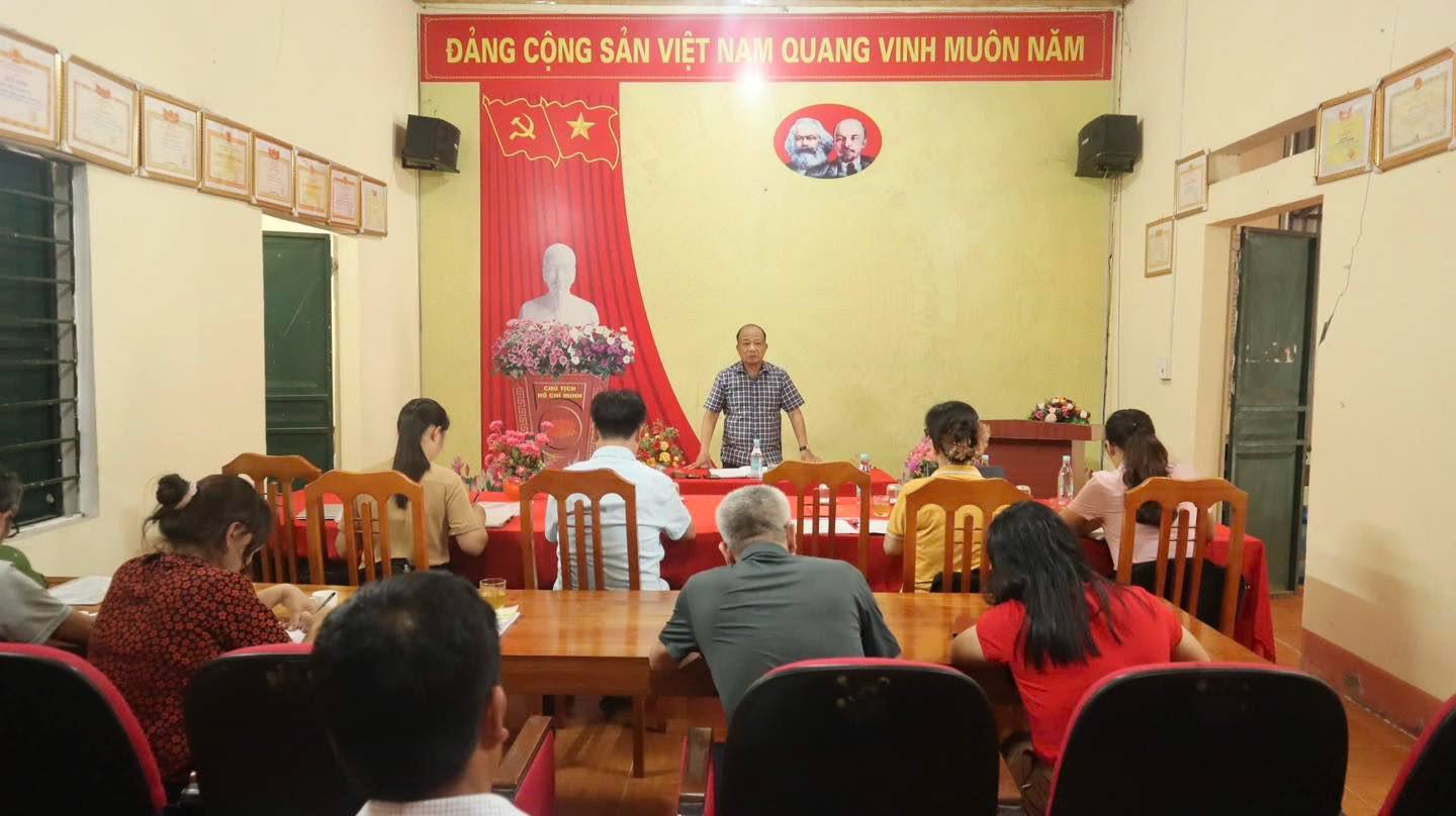 ĐỒNG CHÍ BÍ THƯ ĐẢNG ỦY XÃ YÊN MINH LÀM VIỆC VỚI CHI BỘ THÔN NÀ MẠ